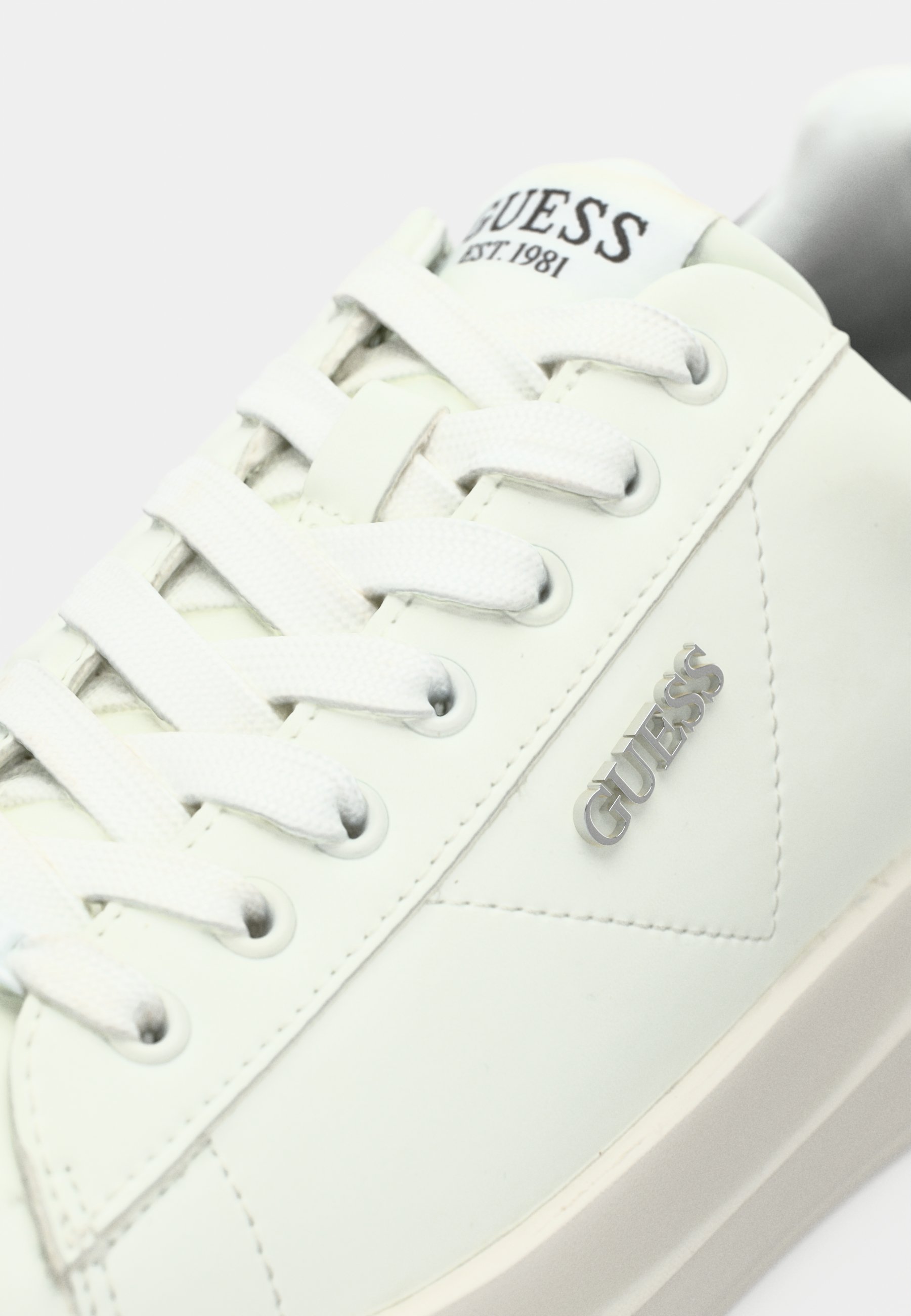 Guess ELBINA - Sneakers - wit/zwart