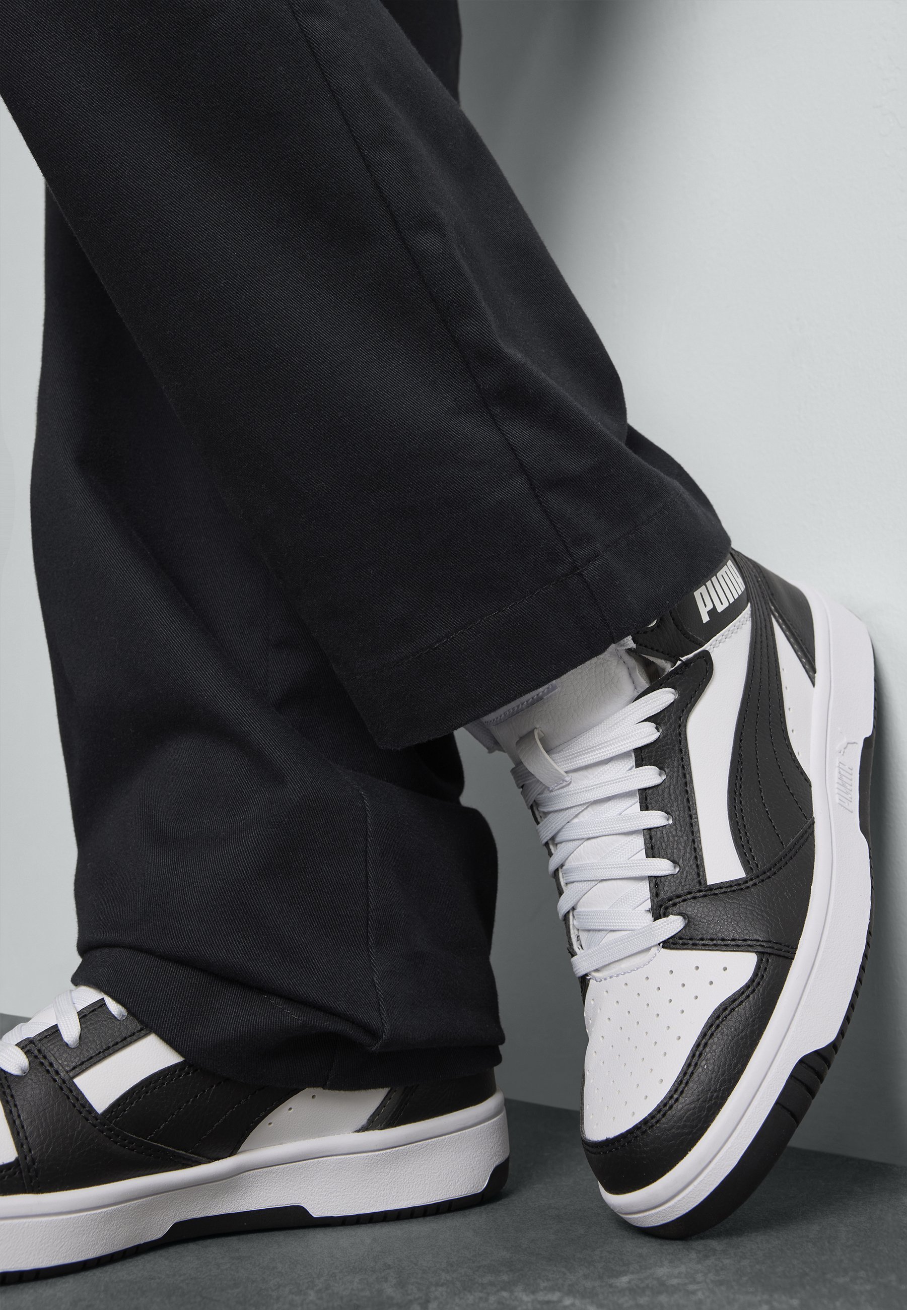 Puma REBOUND V6 MID JR - Hoge sneakers - wit/zwart/schaduwgrijs