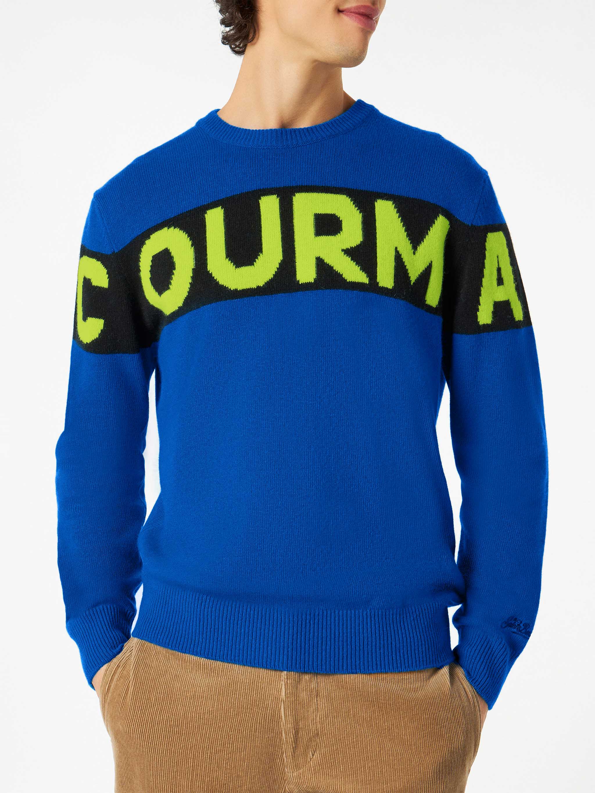 Blauwe herentrui met Courma-opschrift.
