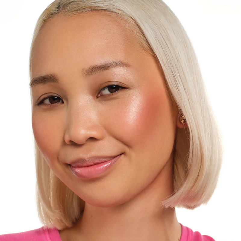 paleta rozjasňovačov a líceniek essence Radiant Light