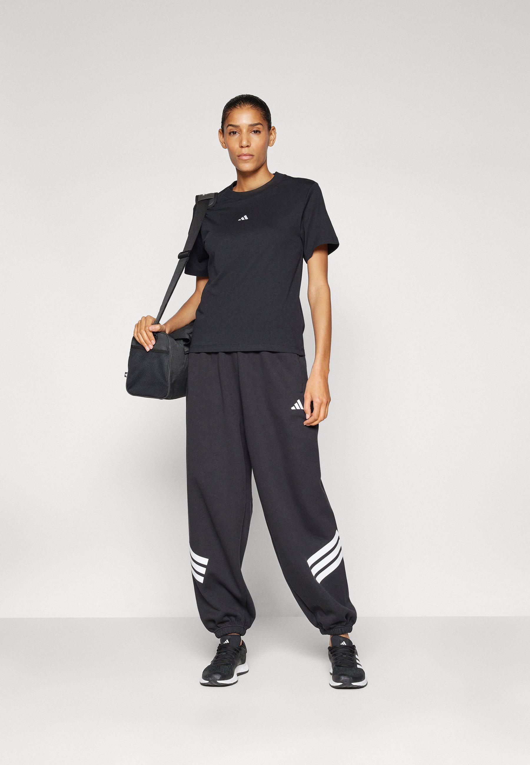 adidas Sportswear ESSENTIALS SMALL LOGO - Koszulka basic - czarno-biała