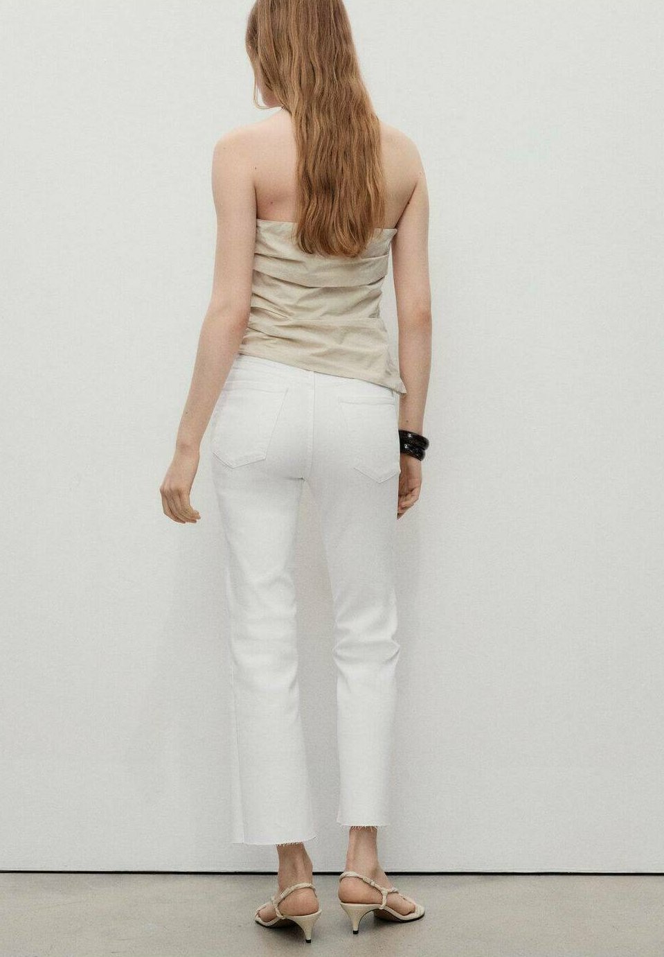 Mango FLARE CROP - Uitlopende jeans - wit