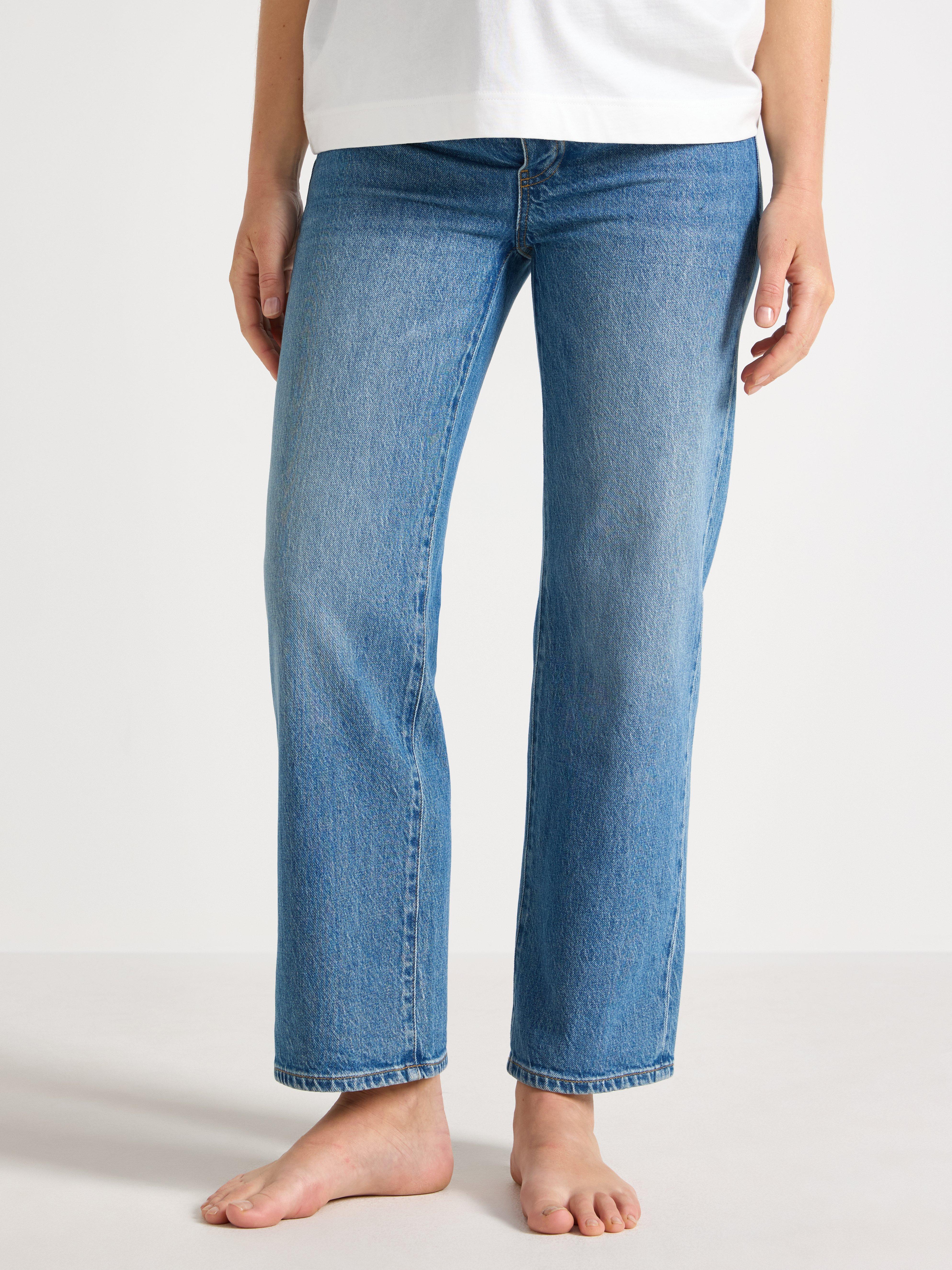 Calça jeans cropped MOM WIDE Hanna para gestantes, em denim claro.