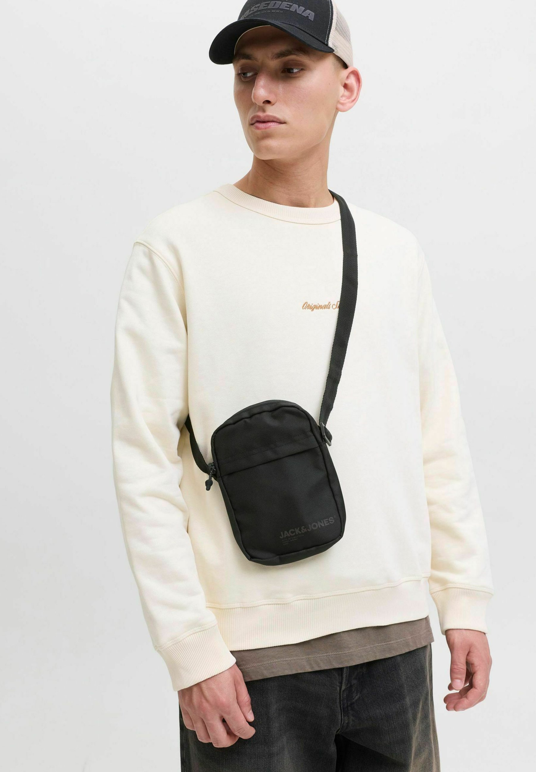 Kabelka cez telo Jack & Jones - čierna
