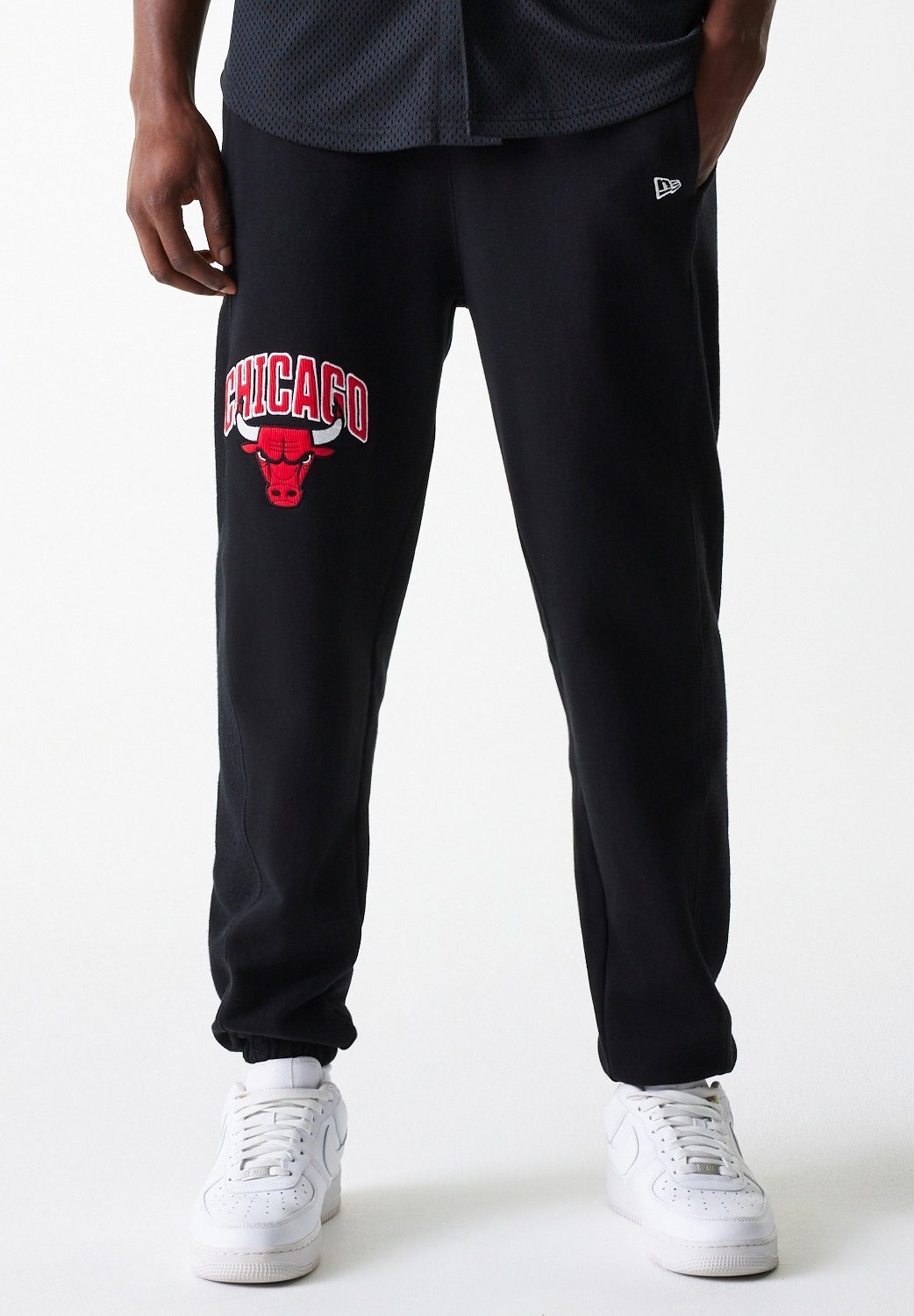 Pantaloni da tuta New Era CHICAGO BULLS GRAPHIC JOGGER - neri