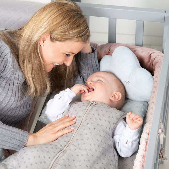 Babybedje in een nestvorm, roze