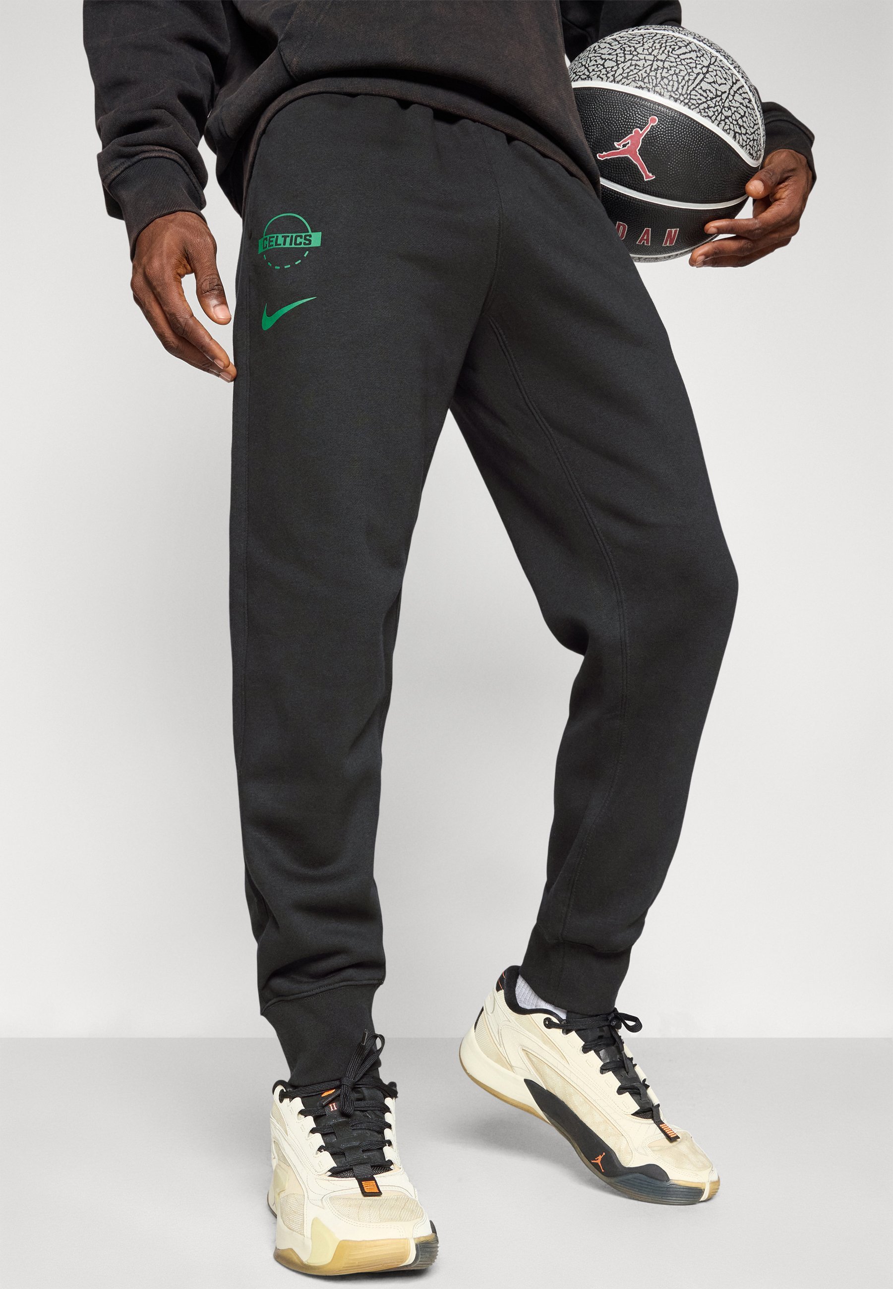 Nike Performance BOSTON CELTICS CLUB PANT - Odzież klubowa - czarny/koniczyna