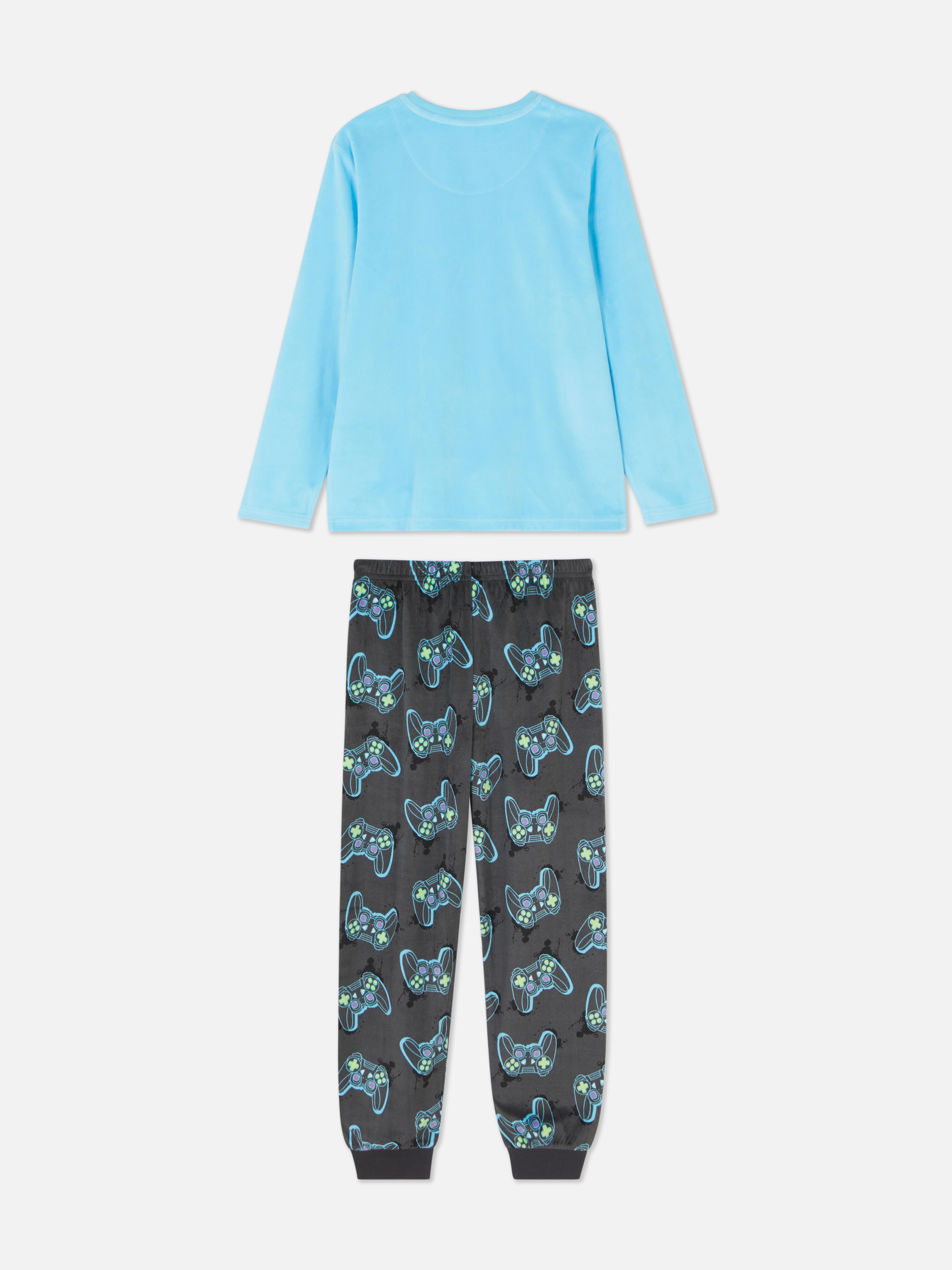 Pyjama-Set mit T-Shirt und Hose, Gamecontroller: Peppen Sie die Garderobe Ihres Gamers mit diesem Pyjama-Set auf, bestehend aus einem langärmeligen T-Shirt und einer Hose.