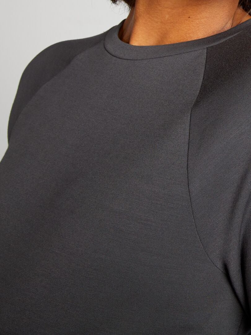 Sukienka ciążowa typu T-shirt z miękkiej tkaniny – ciemnoszara