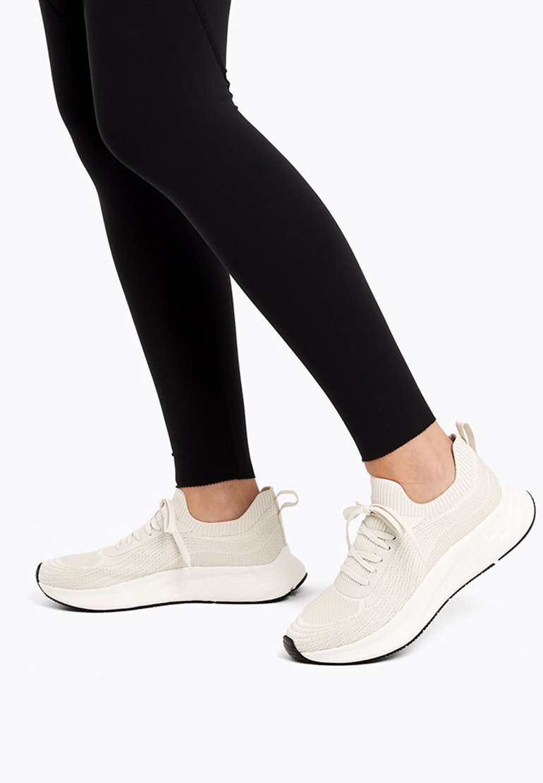 OYSHO U-MOVE - Trailrunningschoenen - wit