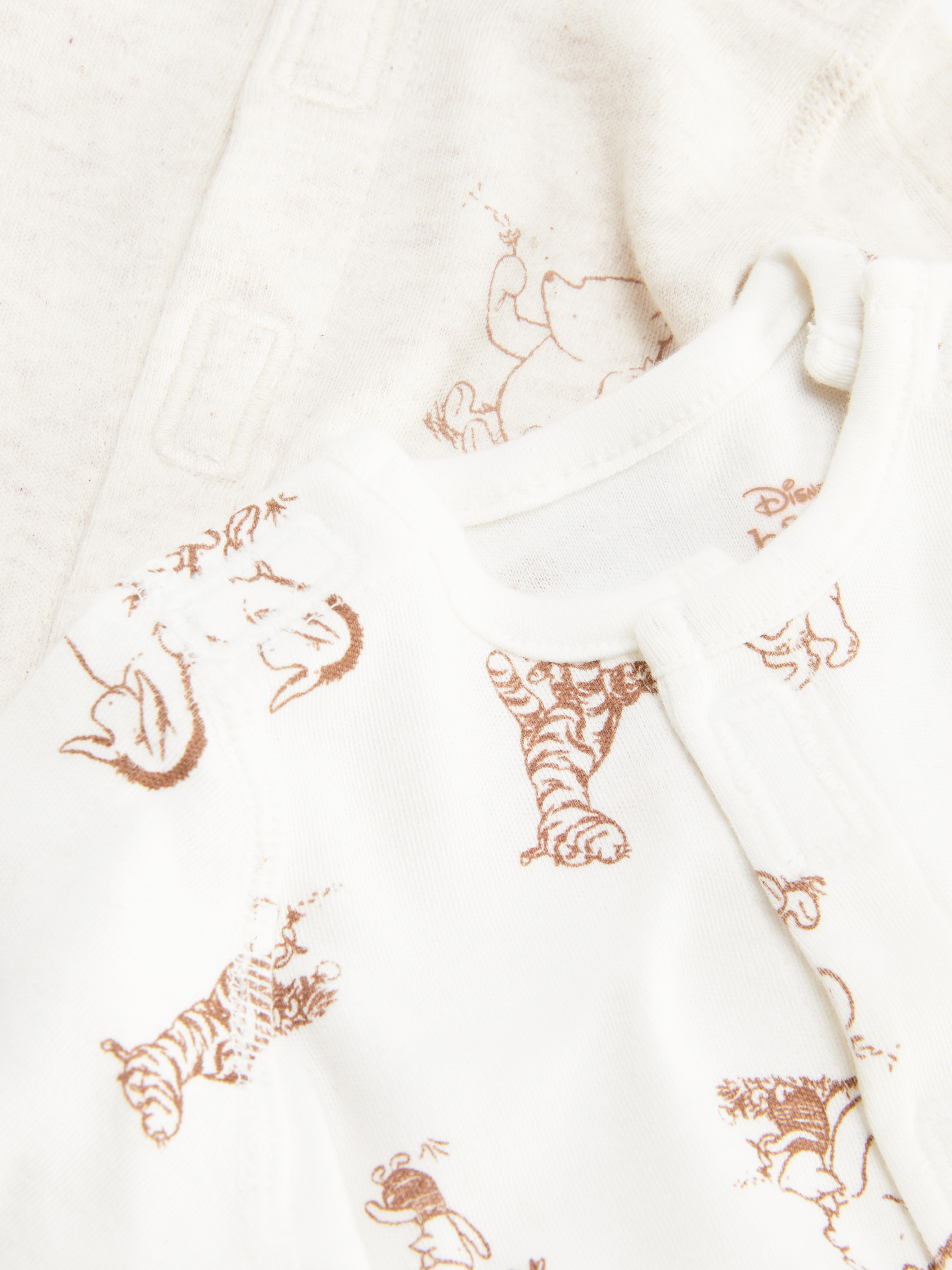 Pijamale Disney pentru bebeluși prematuri, set de 2. Două pijamale drăguțe cu Winnie the Pooh de la Disney pentru bebeluși prematuri.