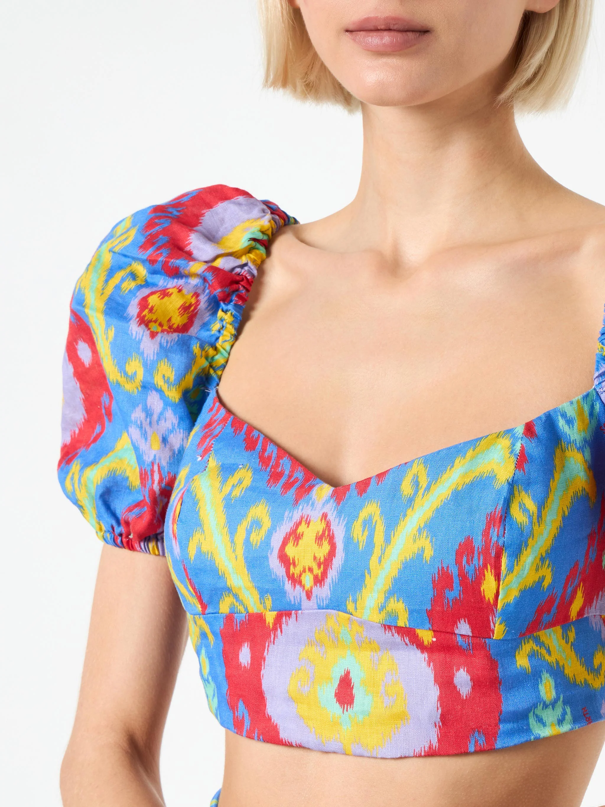 Top corto con estampado ikat