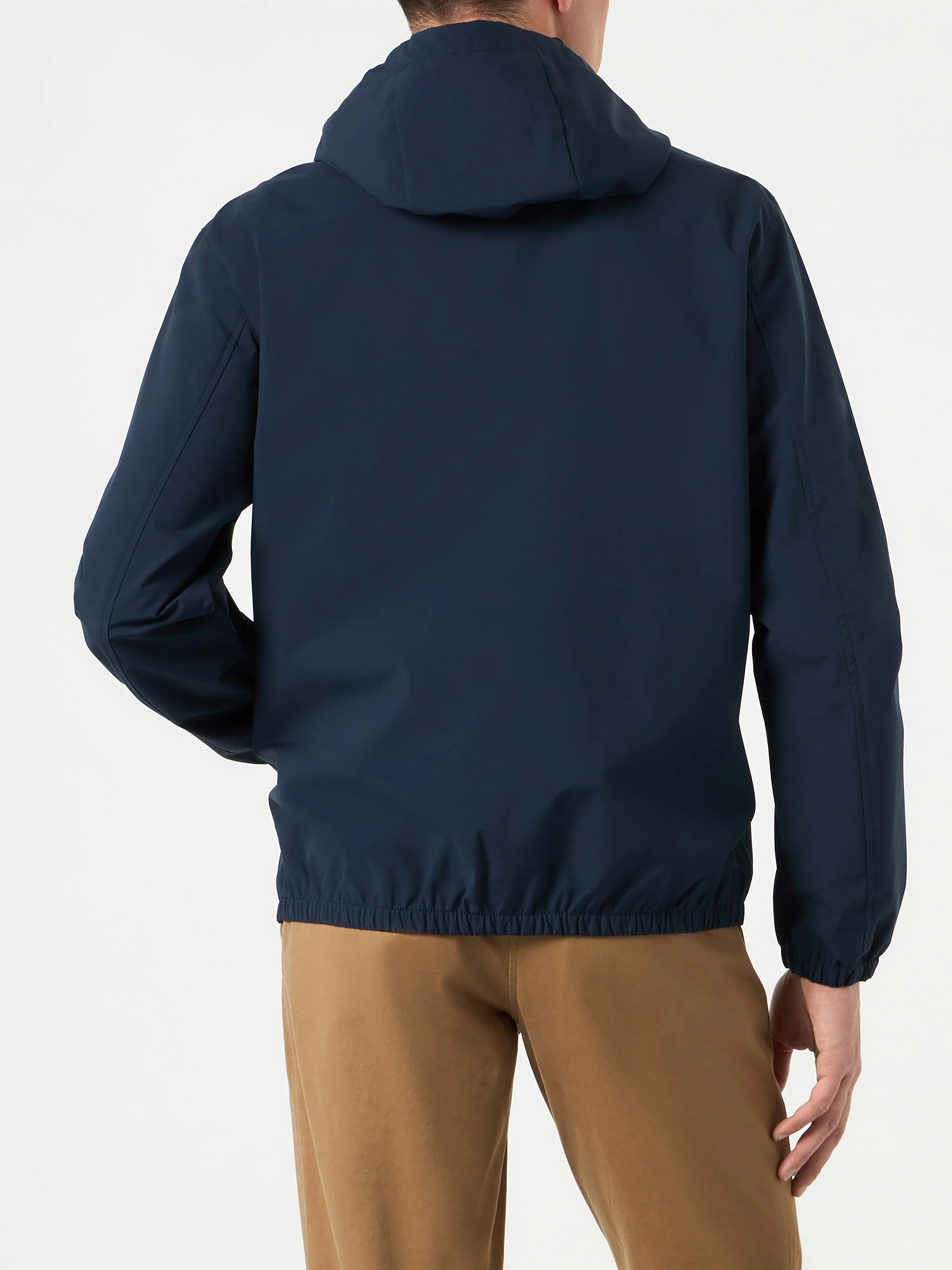Chaqueta cortavientos ligera con capucha para hombre, color azul marino.
