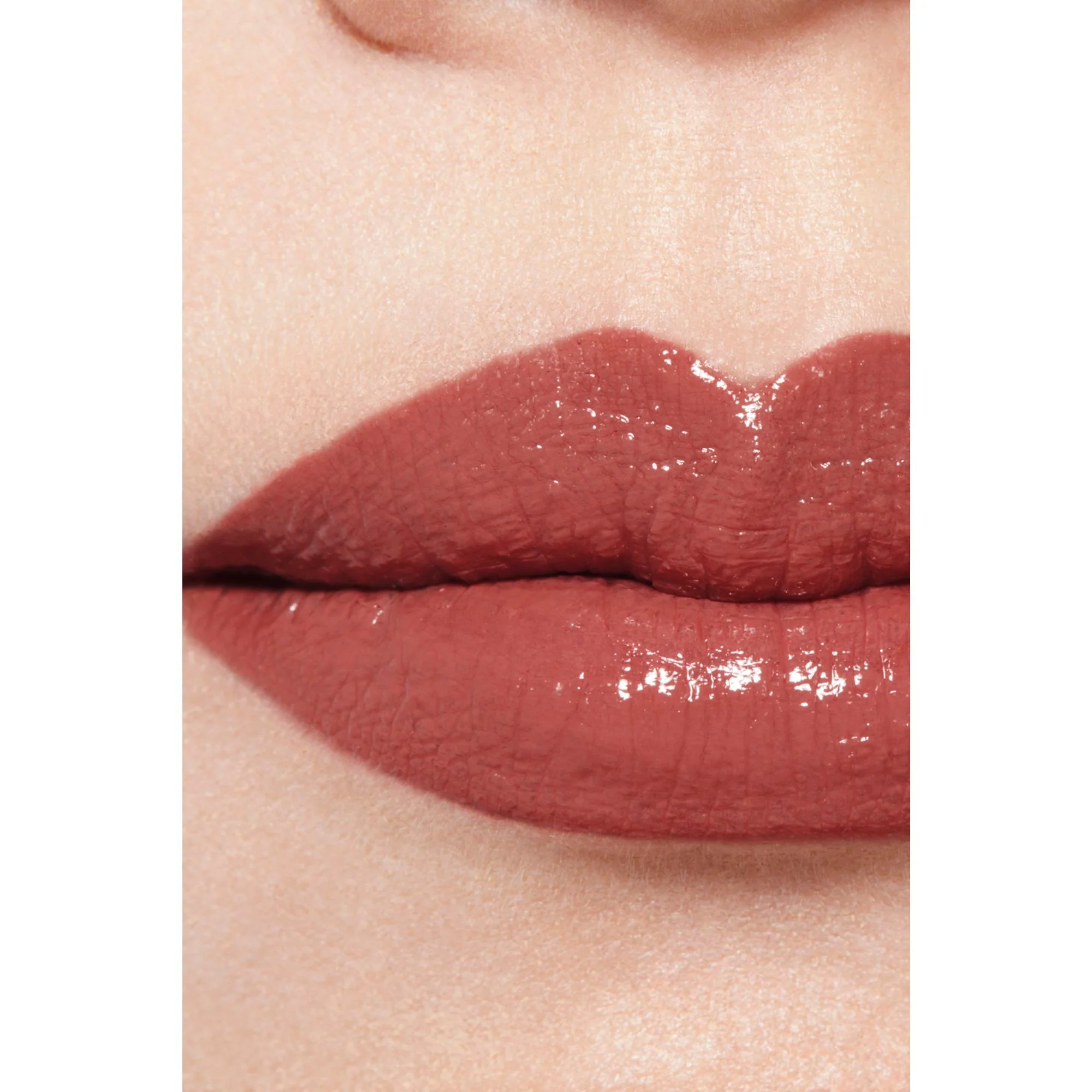 ROUGE ALLURE LAQUE - IL ROSSETTO FLUIDO BRILLANTE TENUTA ESTREMA