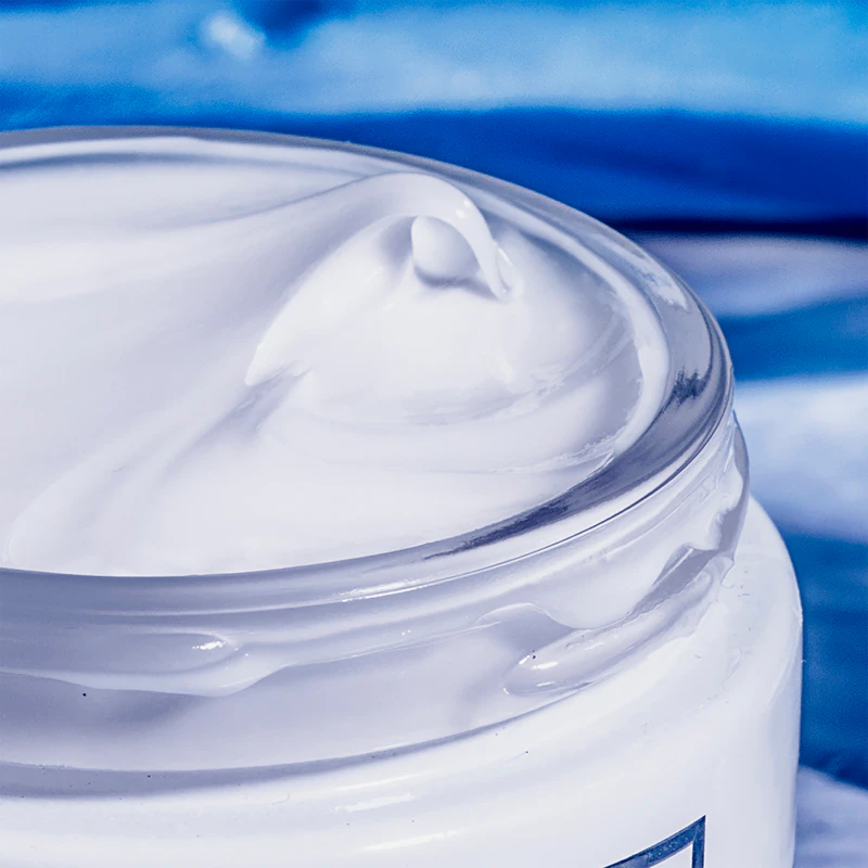 Creme hidratante nutritivo aveludado Sisley com flores de açafrão para pele seca e sensível.