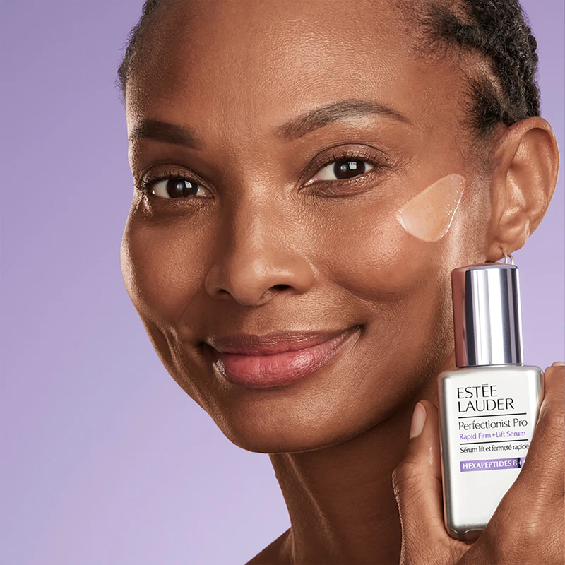 Sérum Estée Lauder Perfectionist Pro Rapid Firm + Lift com Hexapeptídeos 8 + 9, sérum firmador antirrugas com efeito suavizante.