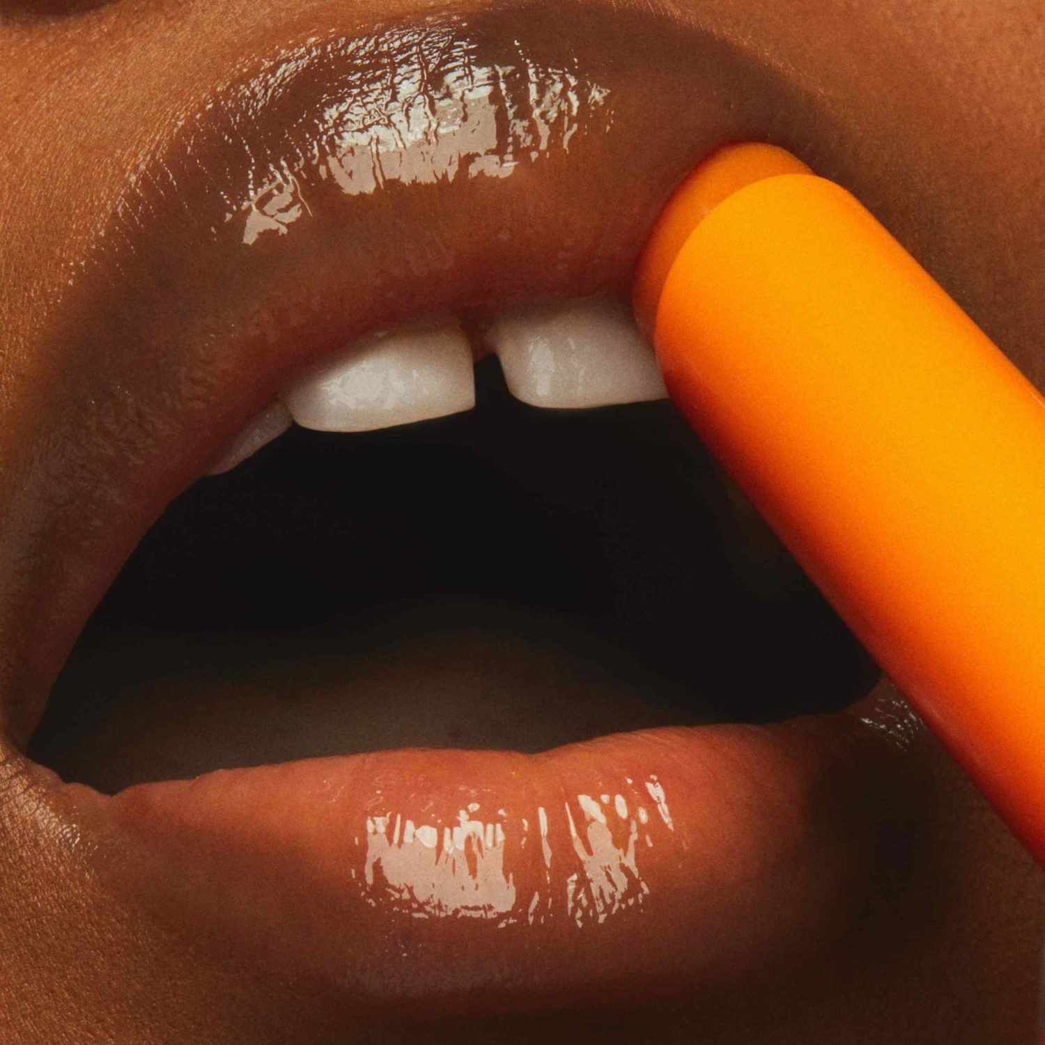 MAC lūpų balzamas NOCTURNA „Squirt Plumping Stick“ lūpų blizgis – 2,3 g