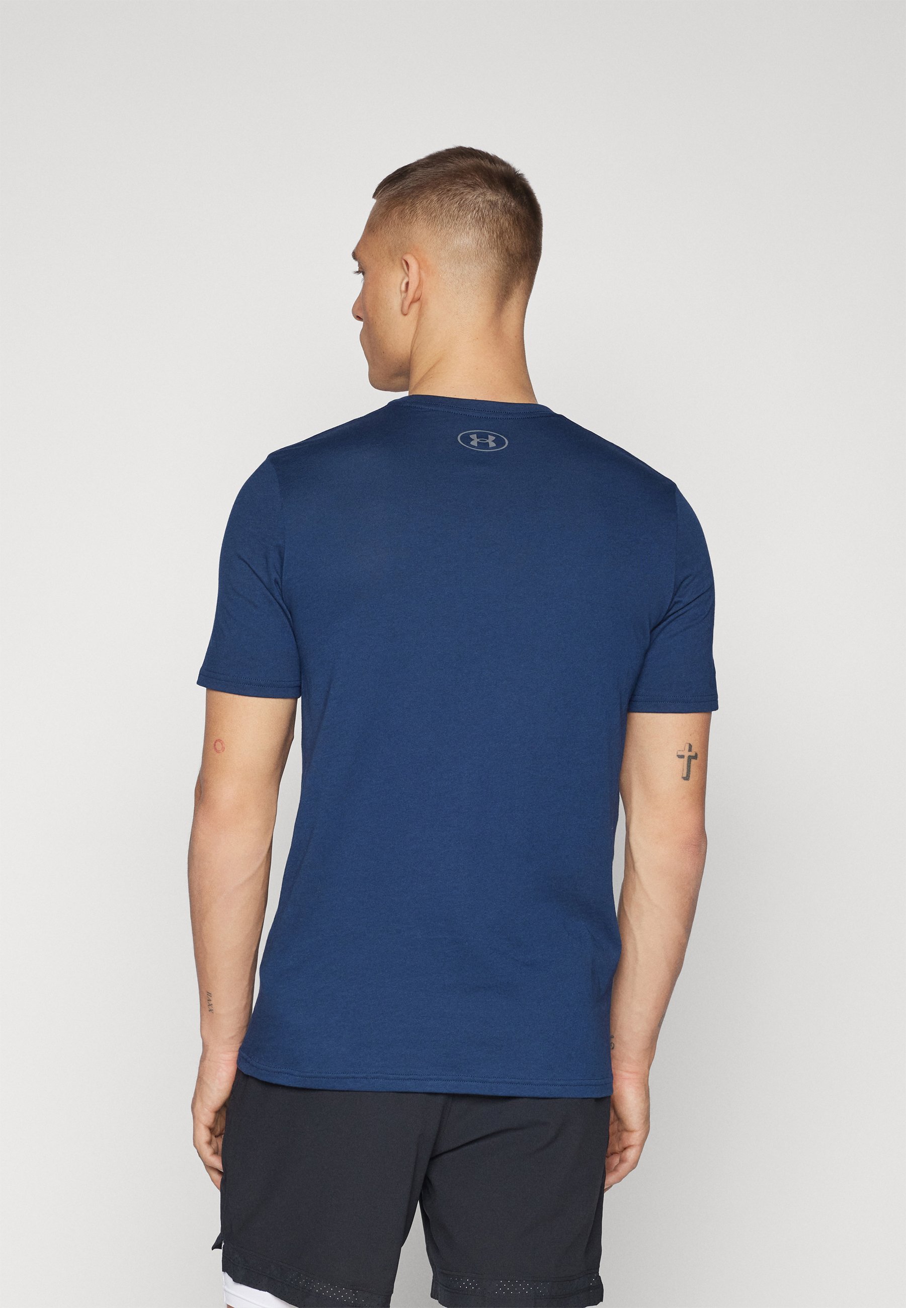 Under Armour logo op de linkerborst - T-shirt met print - academy/zwart