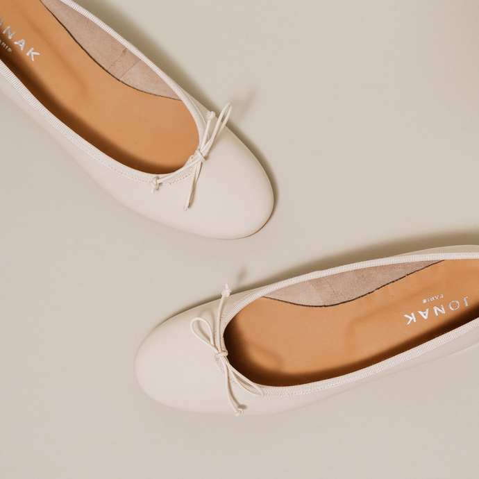 Ballerines à bouts ronds  en vernis plissé écru