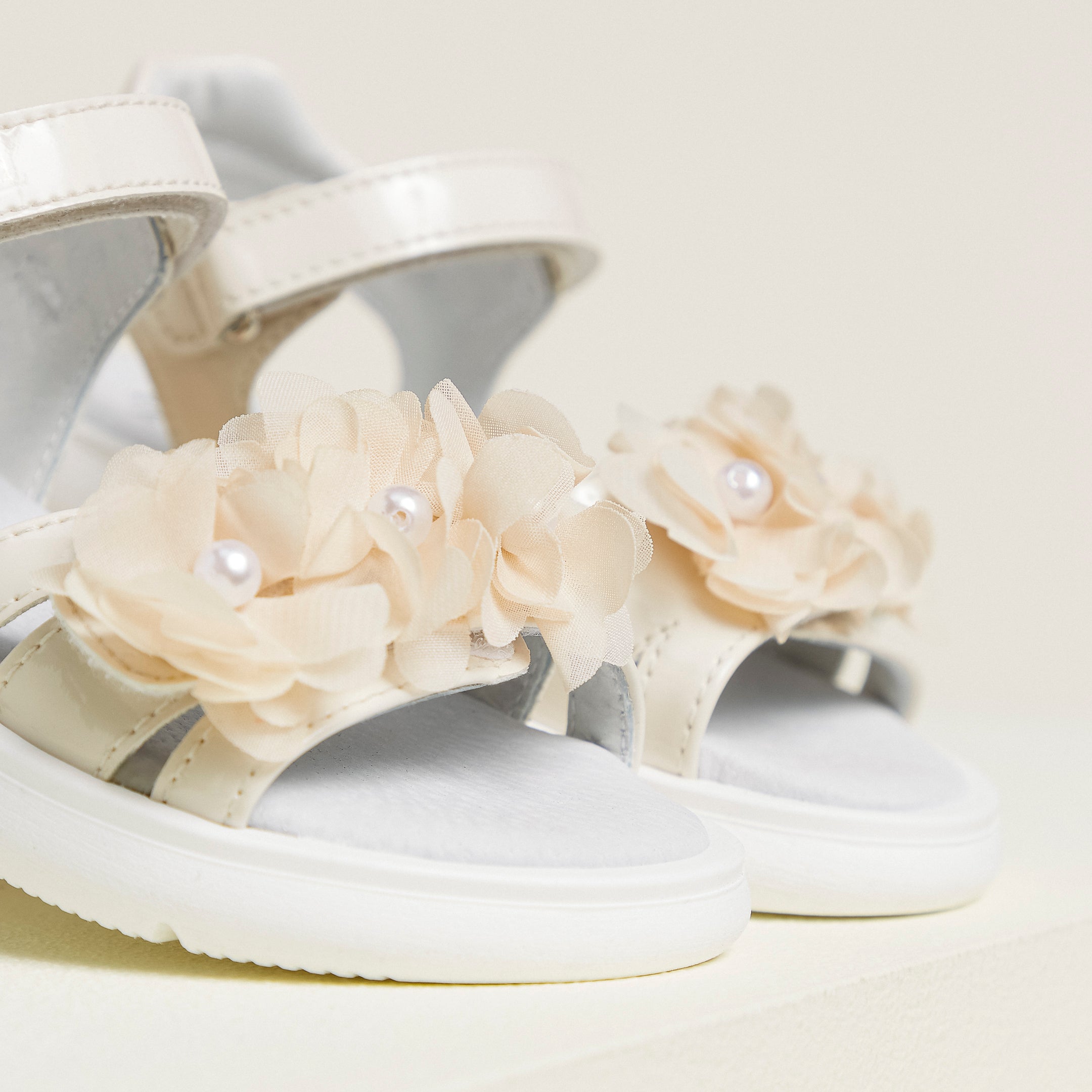  Sandalen für junge Mädchen aus Leder und technischen Materialien