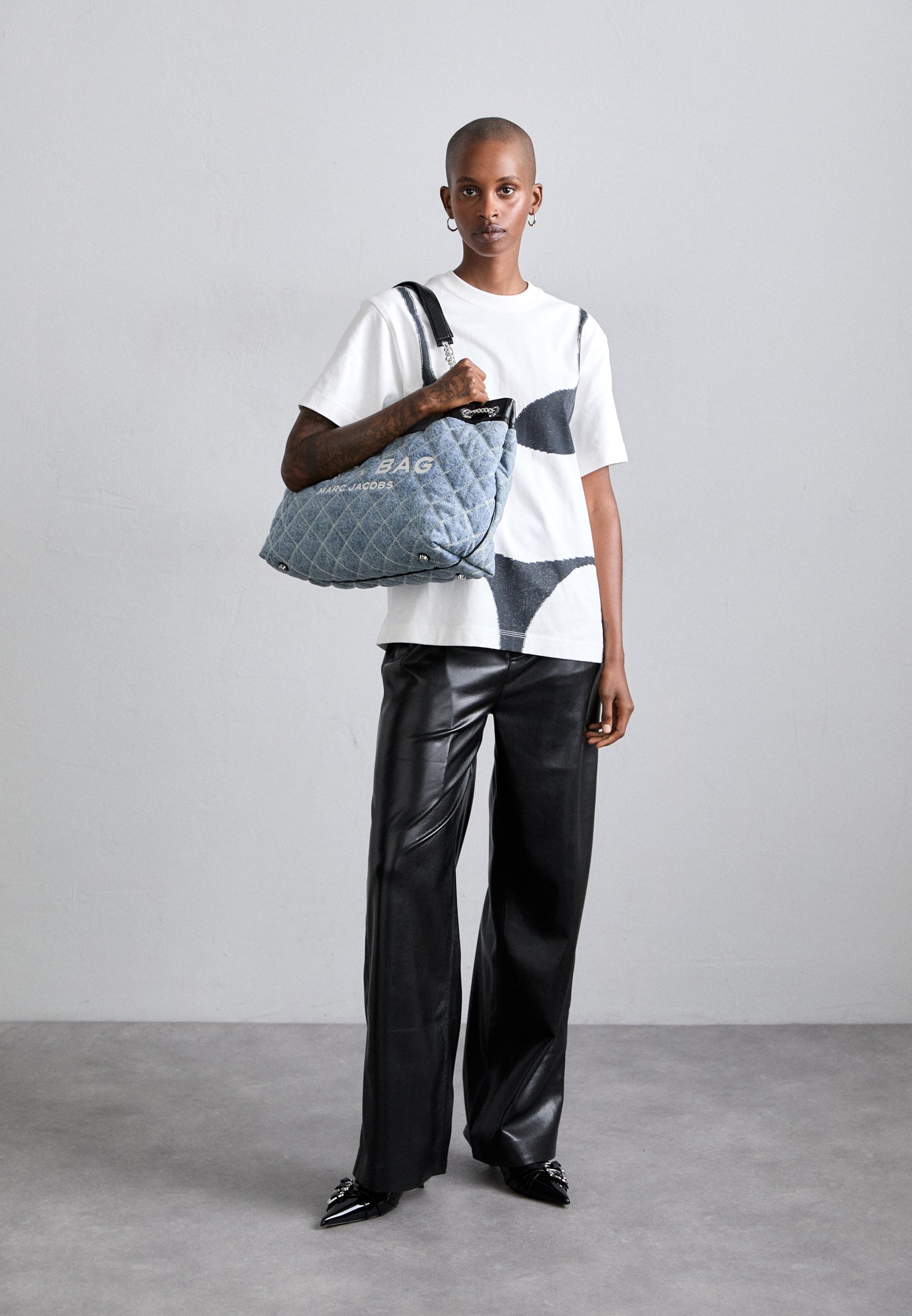 MARC JACOBS THE LARGE CHAIN SACK - Geantă tote - indigo deschis la culoare