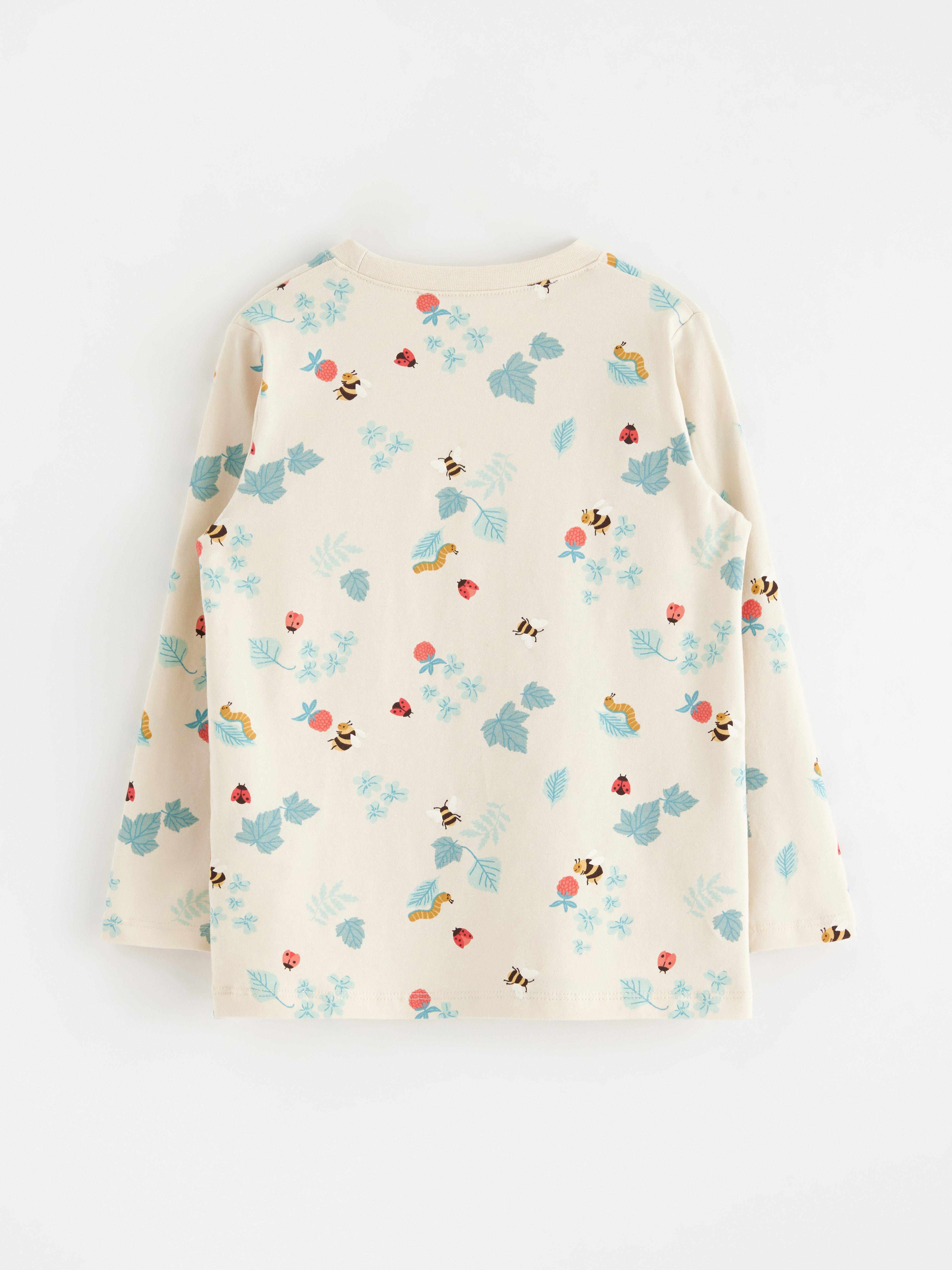 Top de manga larga color beige claro.