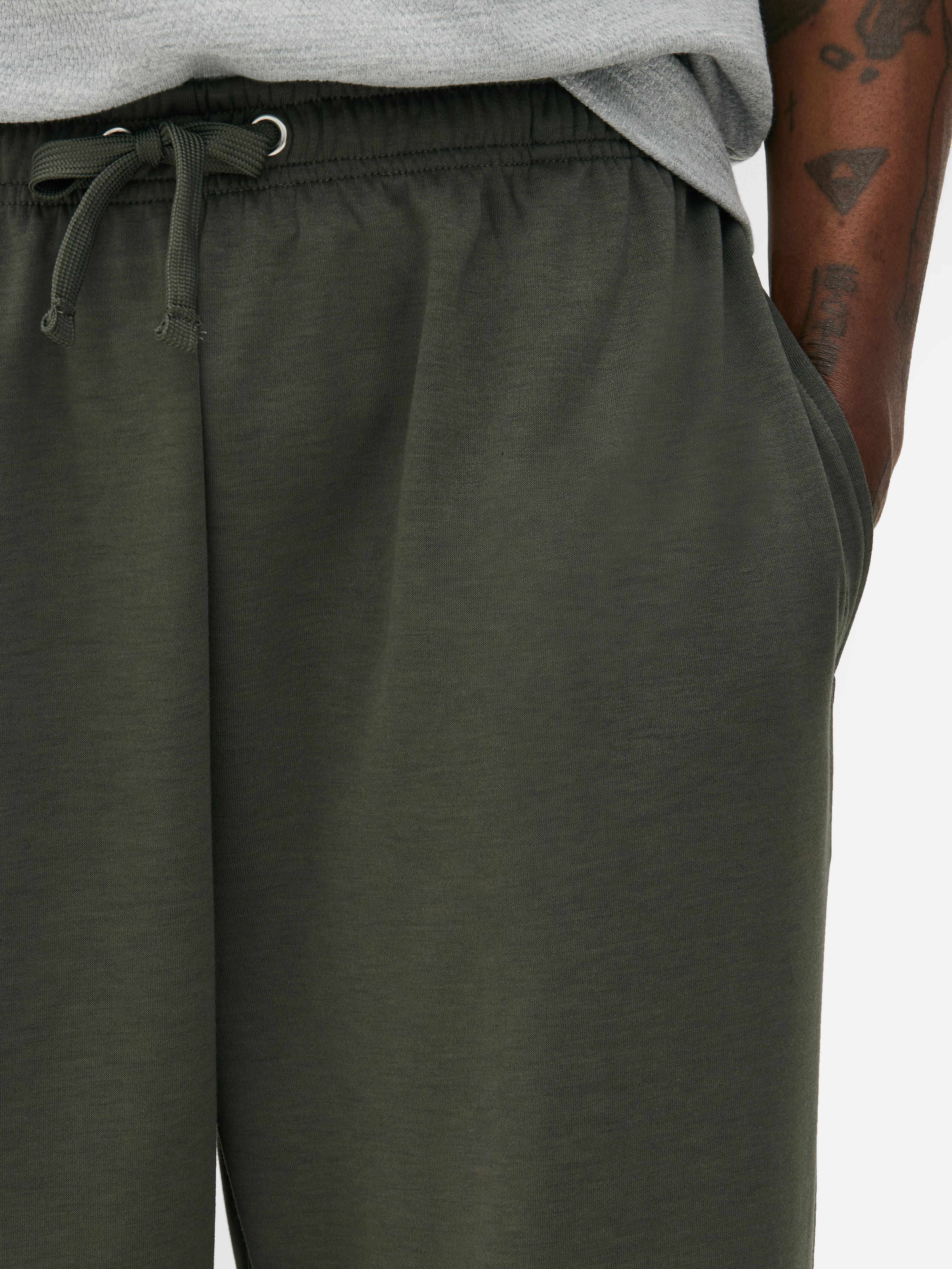 Pantaloni de pijama din jerseu. Acești pantaloni de pijama cu aspect de casă au o închidere reglabilă cu șnur.