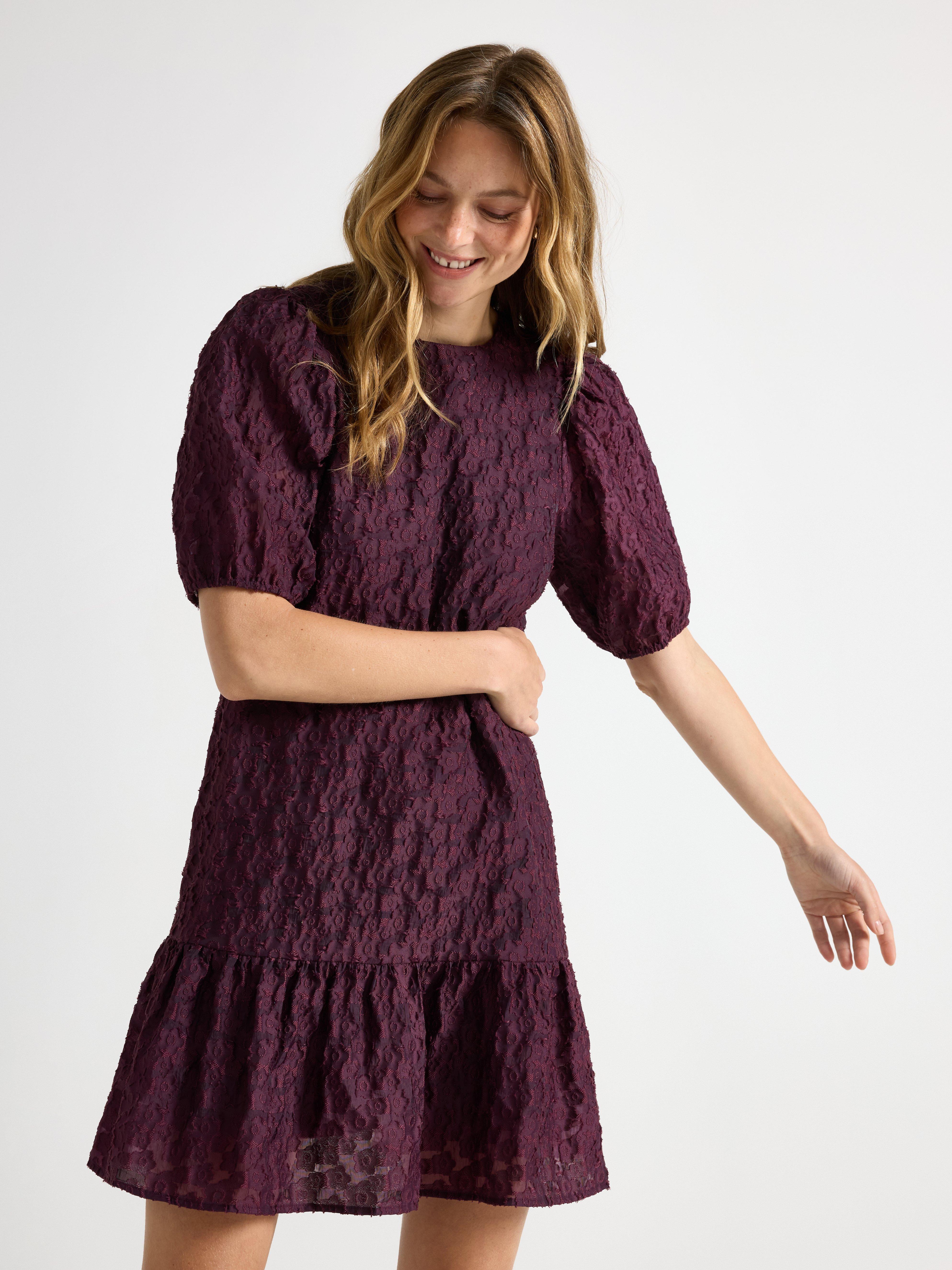 Minivestido con flores color lila oscuro empolvado