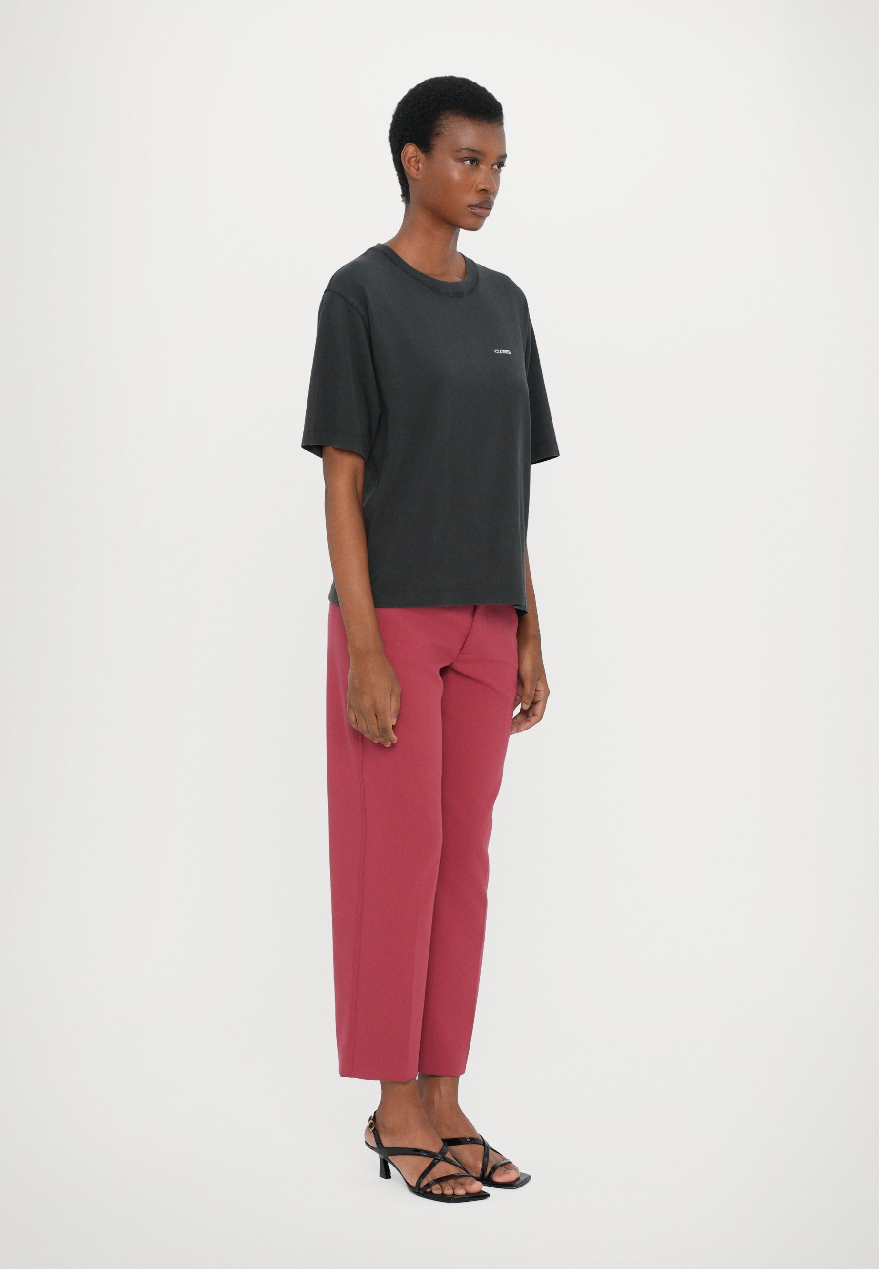 CHIUSO RILASSATO - T-shirt basic - nera