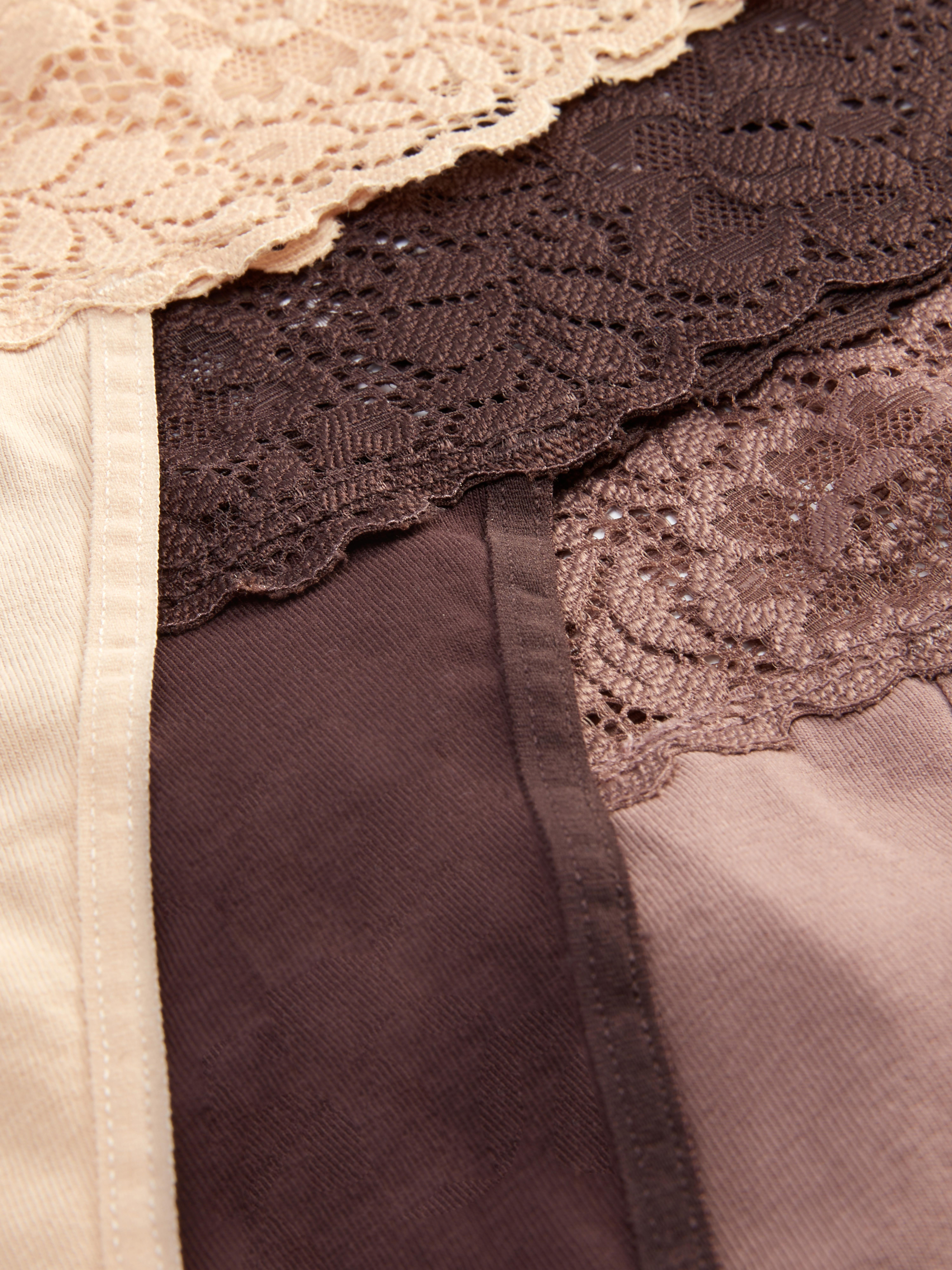 Perizoma in pizzo, set da 3. La praticità incontra la sensualità in questi perizoma realizzati in pizzo e tessuto elasticizzato!