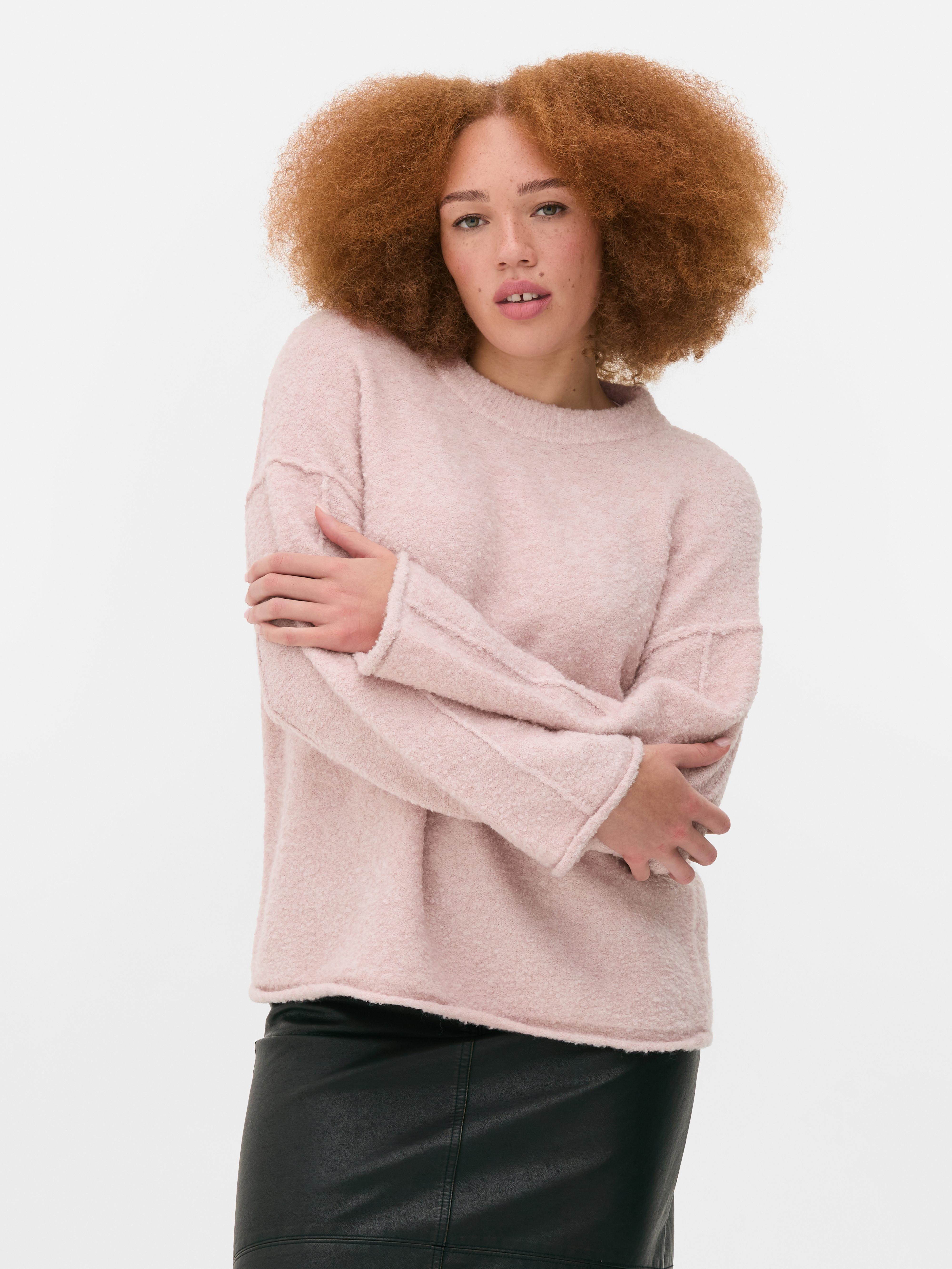 Bouclé-Pullover mit Rundhalsausschnitt Ein wunderbar warmer Bouclé-Pullover mit Rundhalsausschnitt und sichtbaren Nähten