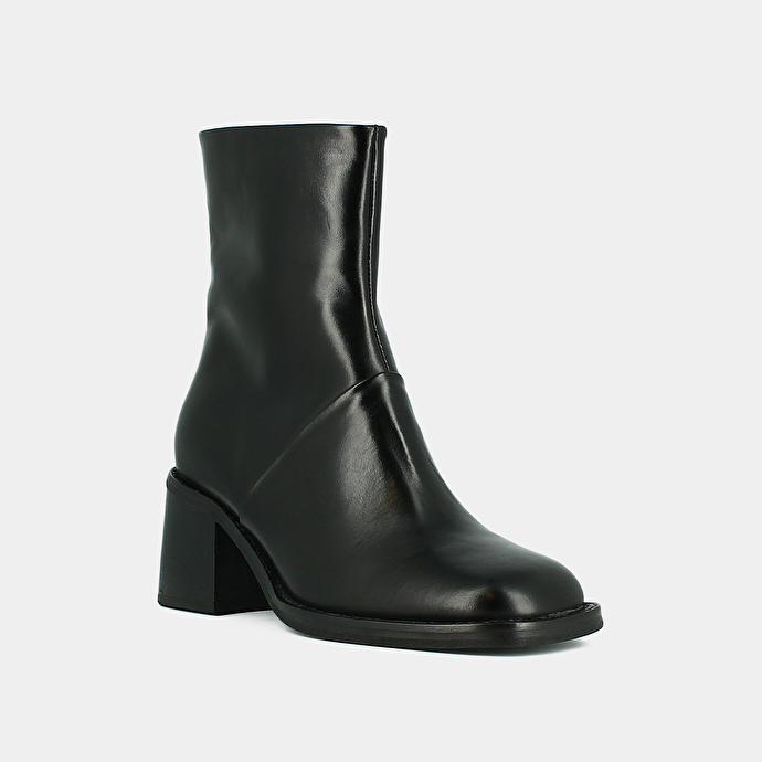 Bottines à bouts carrés et coutures apparentes  en cuir noir