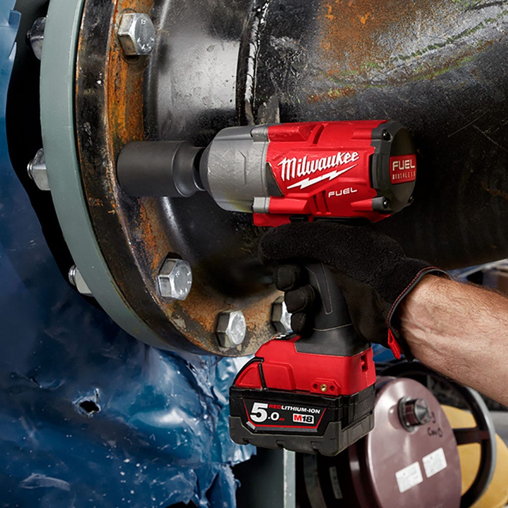 MILWAUKEE 18 V:n polttoaineakku, 1/2 tuuman korkeavääntömomenttinen iskuruuvinväännin lukituskaralla M18FHIWP12-0