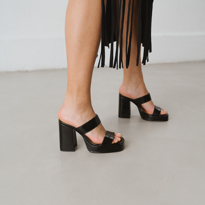 Mules à plateformes et brides  en cuir vieilli noir