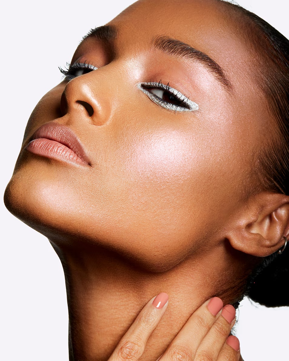 MAC EXTRA DIMENSION SKINFINISH OZNAČEVALEC TEKOČI PUDER - 10-URNA DOLGOTRAJNA OBSTOJNOST - VNETLJIV