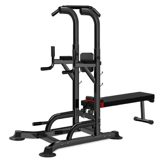 Power Tower multifunctioneel krachttrainingsstation uitgerust met een verstelbare bank voor pull-ups, squats en buikspieroefeningen.