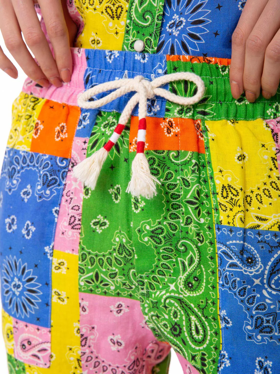 Pantalone da donna in lino con stampa bandana multicolore