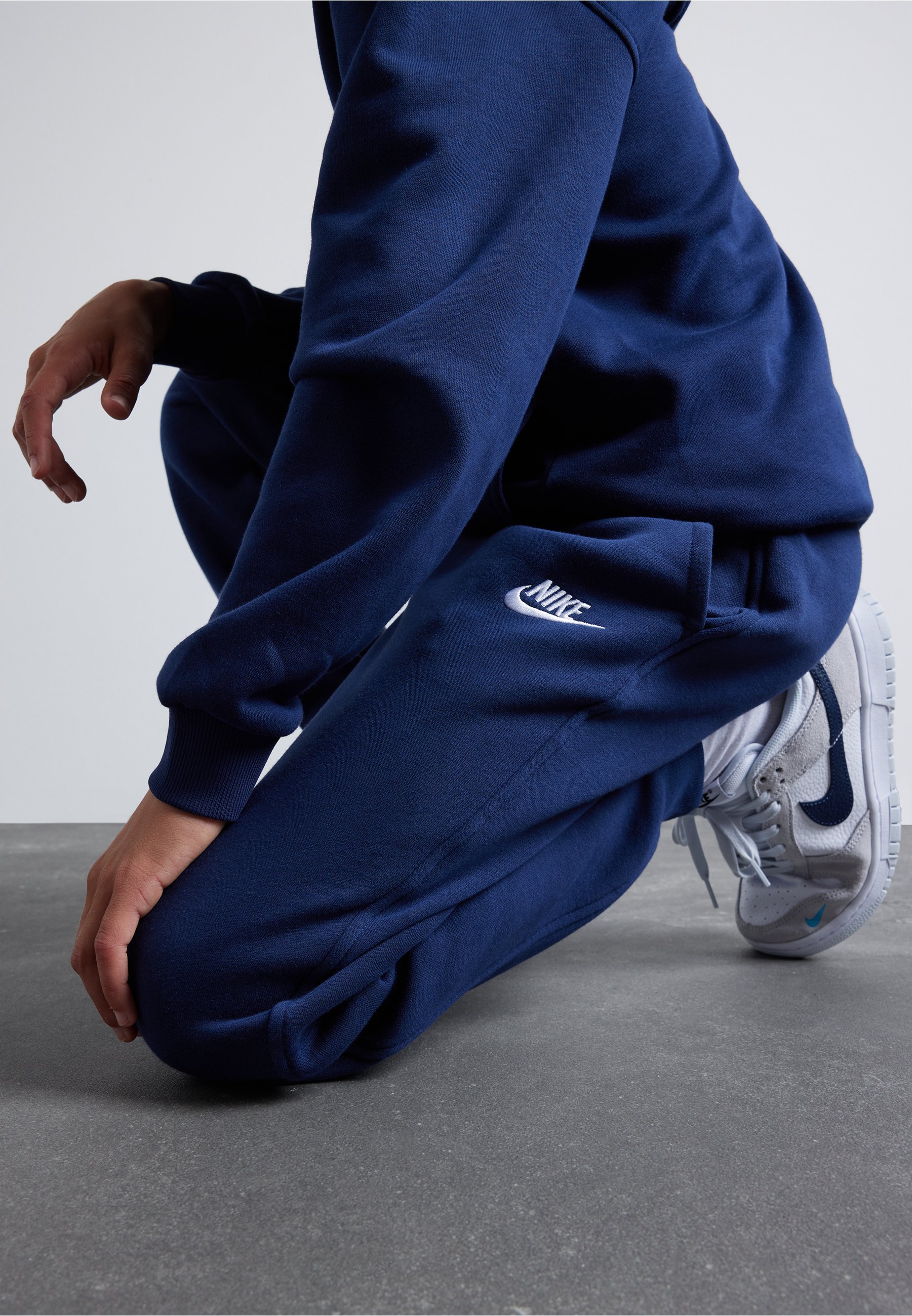 Nike Sportswear CLUB UNISEX - Trainingsbroek - middernachtblauw/wit