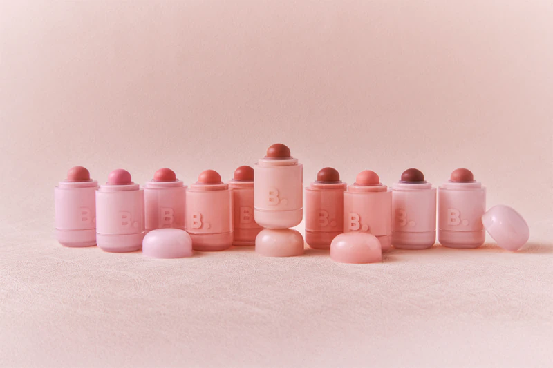 Blush Romântico da Banila Co. é um produto de maquiagem multifuncional para lábios e bochechas que proporciona um visual perfeito.