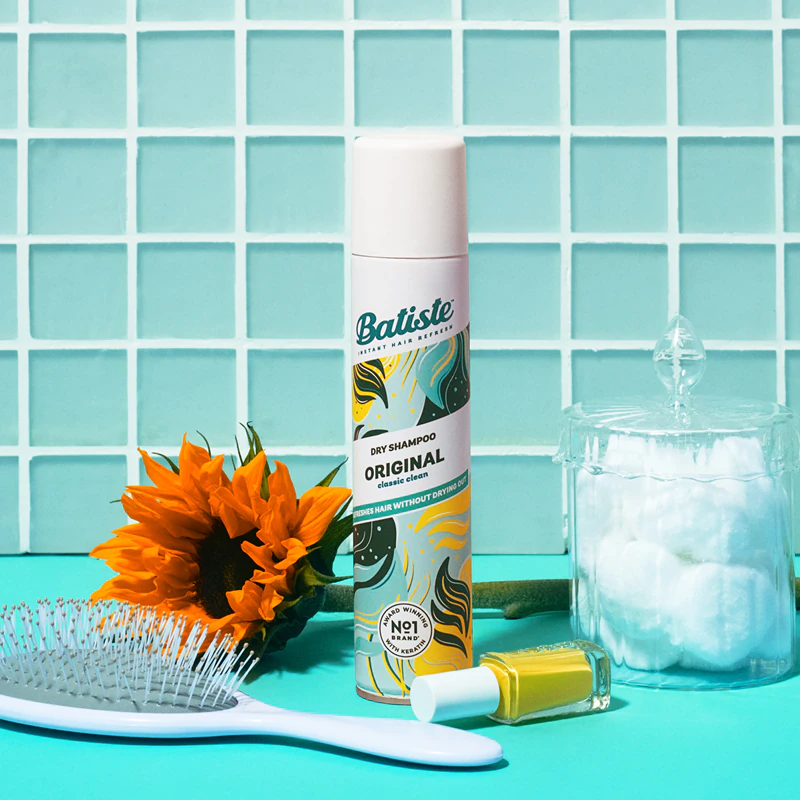 Batiste Original droogshampoo absorbeert overtollig talg en verfrist het haar.
