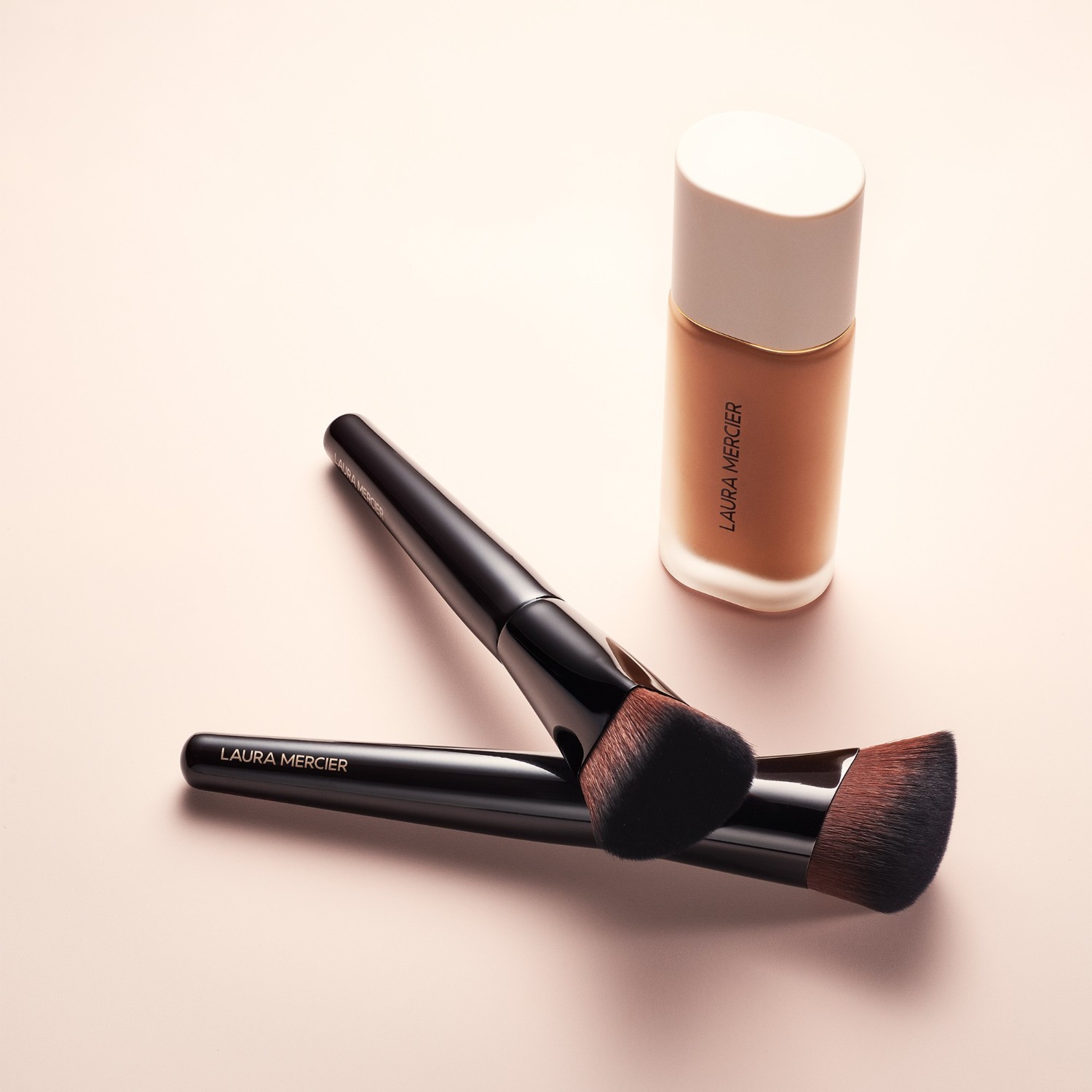 Laura Mercier Pinsel za temeljni puder REAL FLOWESS FOUNDATION PINSH - 1 št