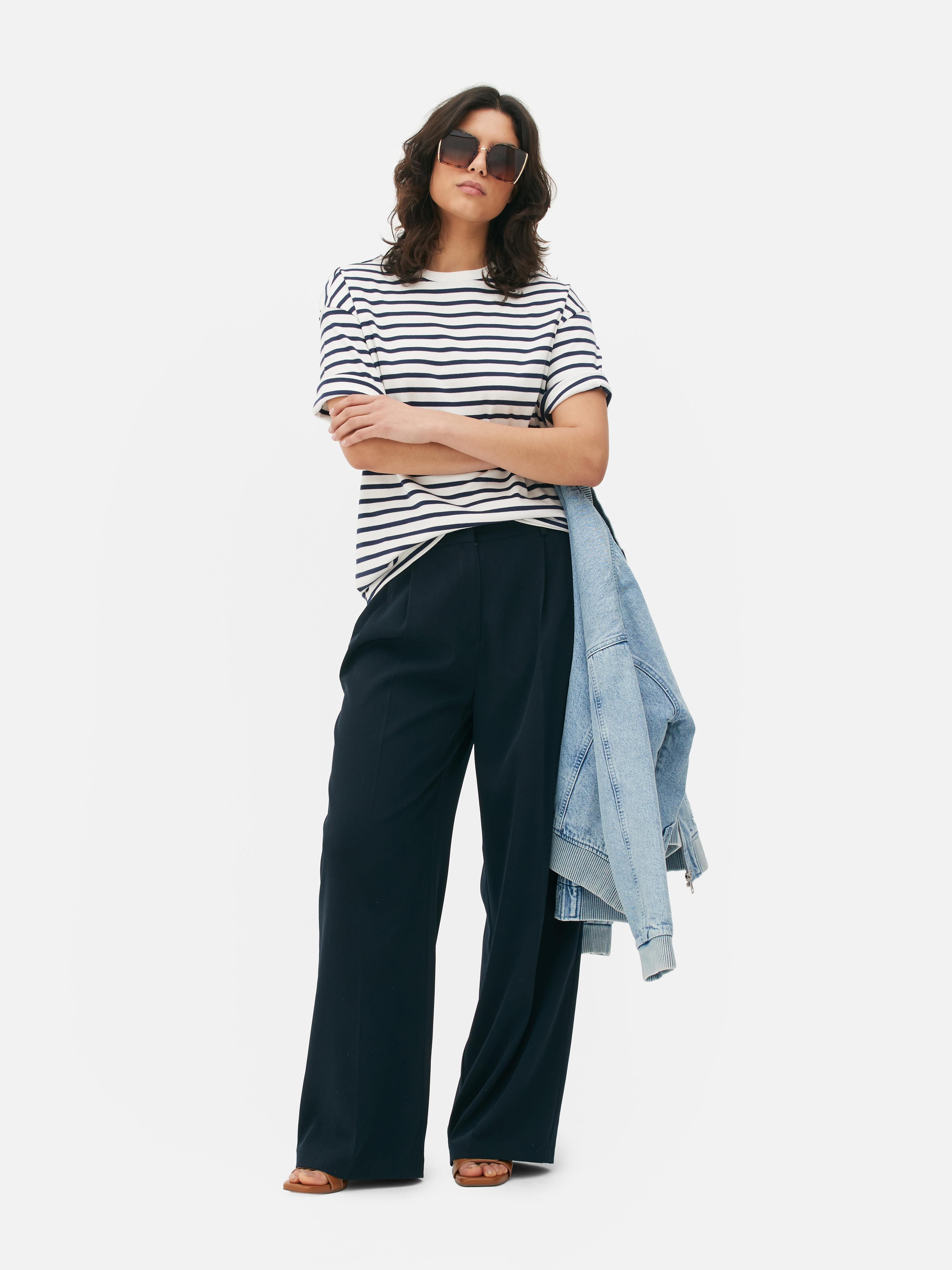 Tricou supradimensionat cu mânecă scurtă. E timpul să îmbrățișezi confortul și stilul cu tricoul nostru supradimensionat.