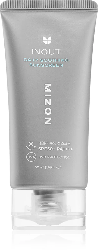 Protetor solar facial diário Mizon Inout, fluido ultraleve com efeito calmante.