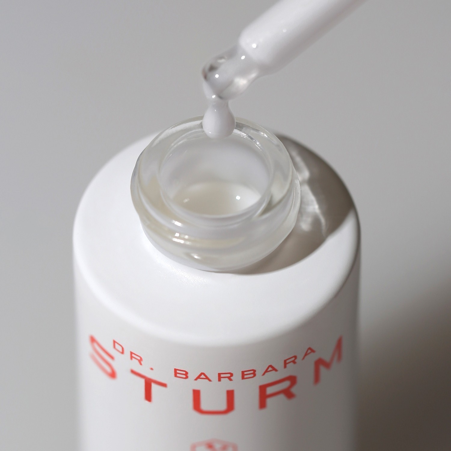 Hydratačné sérum Dr. Barbary Sturm The Better B Niacínamidové sérum - 30 ml