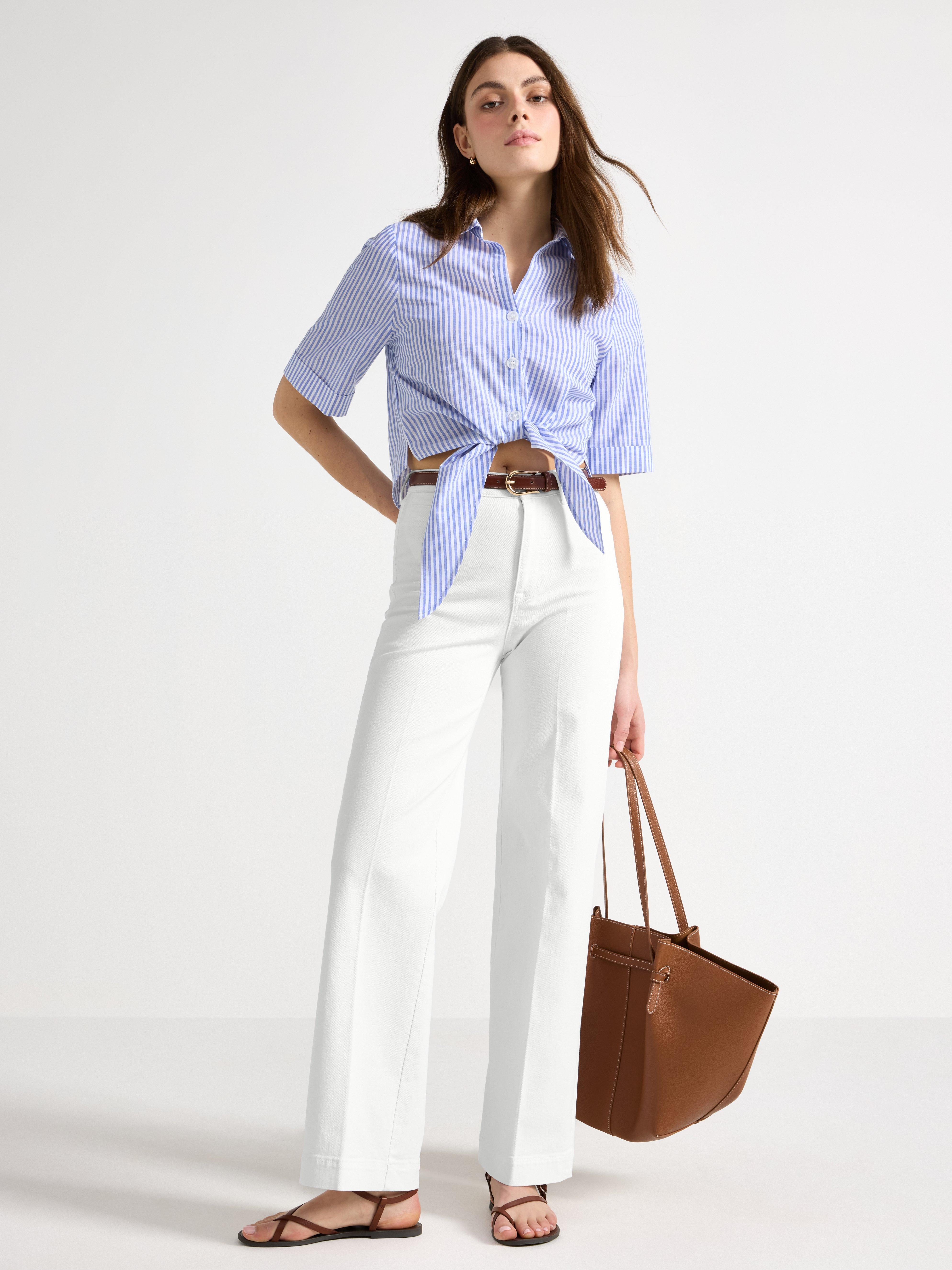 Blusa com amarração na cintura, azul forte.