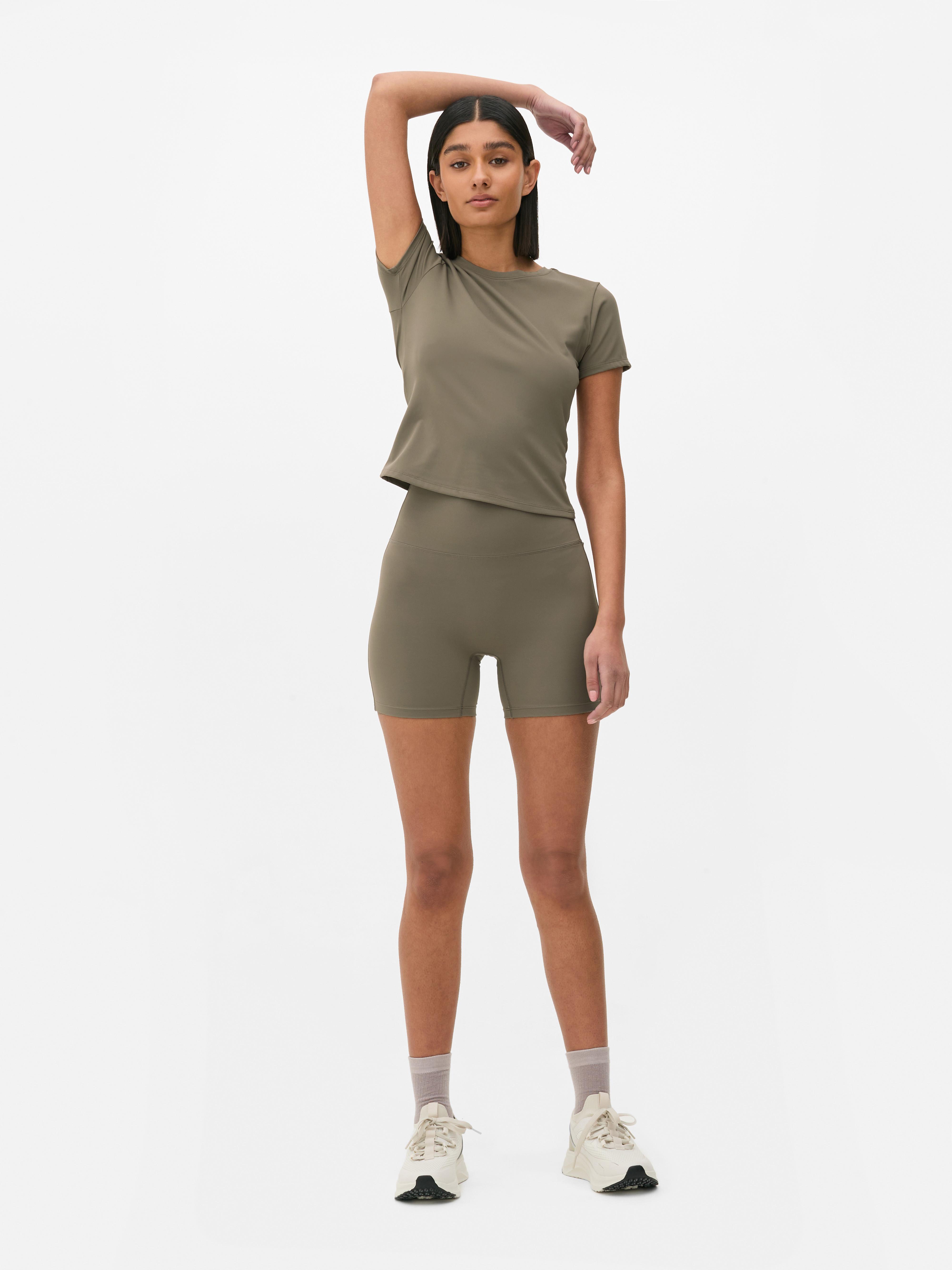 Tricou sport moale ca untul Bucură-te de un antrenament în acest tricou cu guler rotund moale ca untul din colecția noastră sport