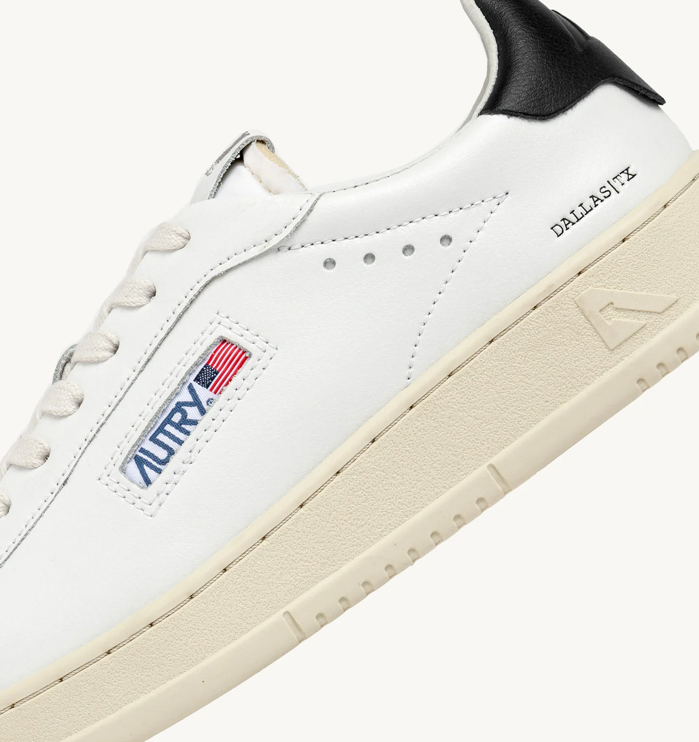 Adidași Dallas cu talpă joasă, din piele neagră și albă