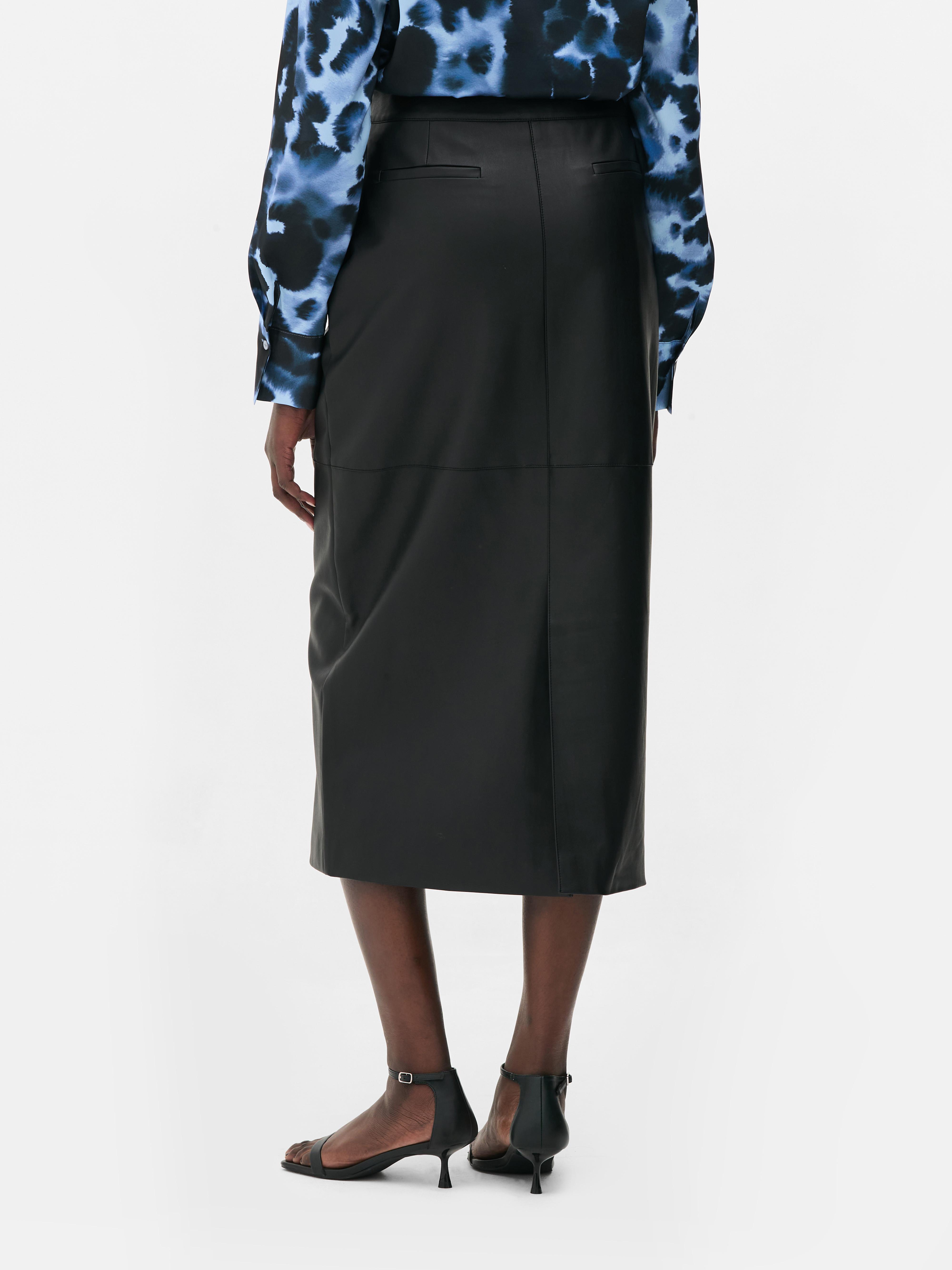 Fustă midi din piele ecologică The Edit Această fustă din piele ecologică, cu siluetă tip coloană și lungime midi, este discretă și elegantă.