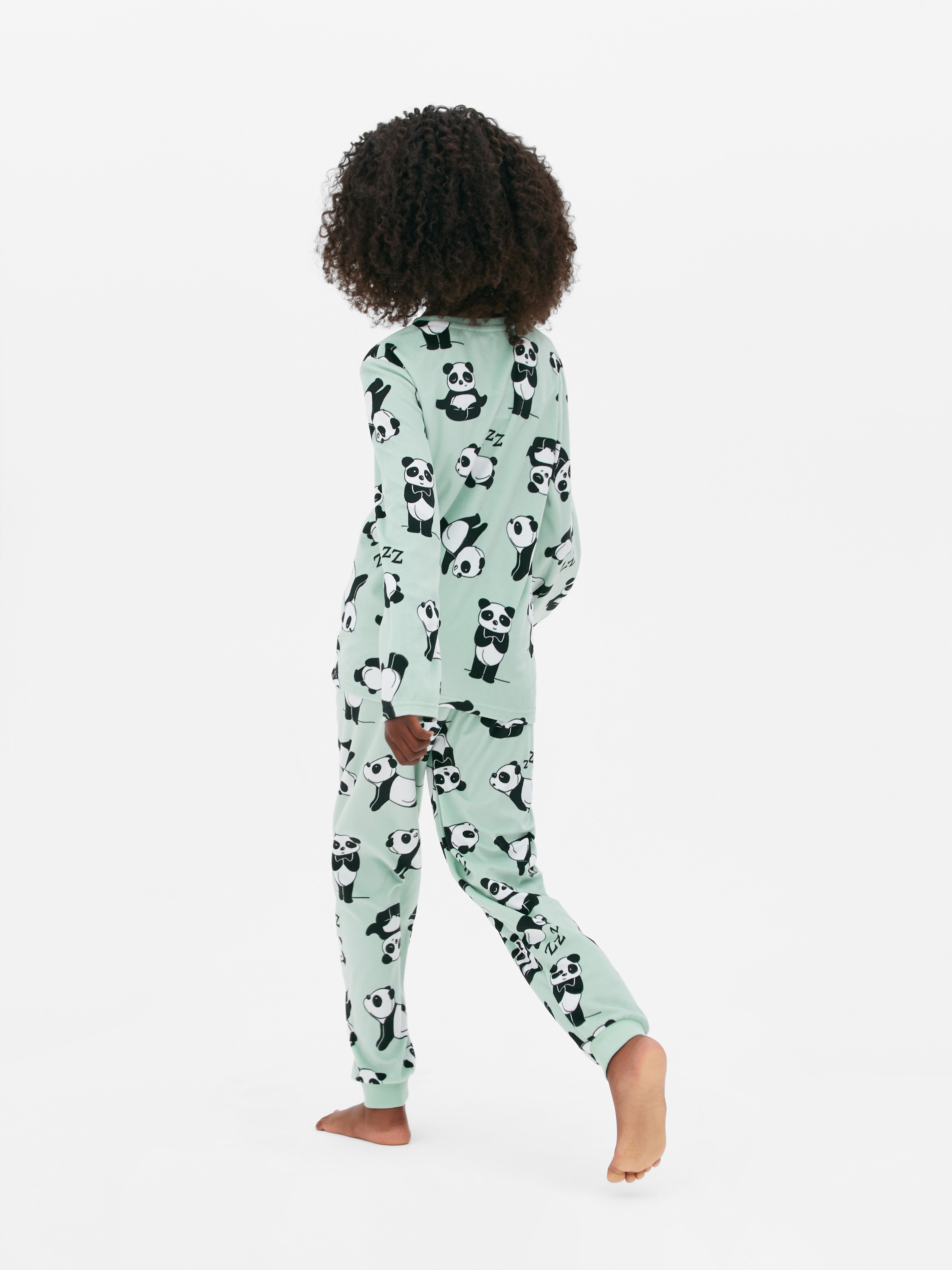 Langer Velourspyjama mit Panda-Print. Ein kuscheliger Pyjama mit langen Ärmeln, Bündchen an den Knöcheln und lässigem Charme.
