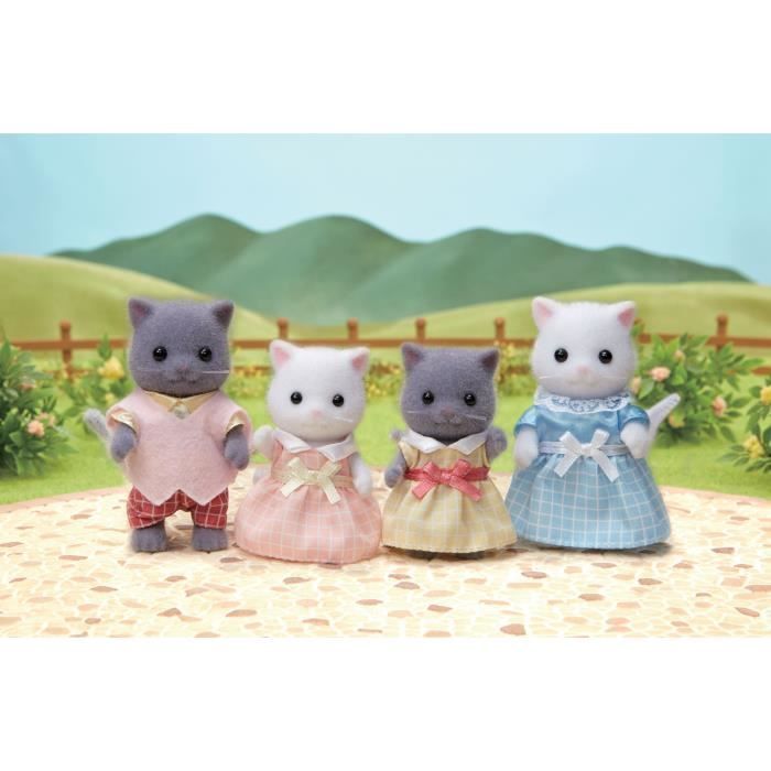 Sylvanian Families – Perserkatzenfamilie – 4 bewegliche und bekleidete Figuren – Für Kinder ab 3 Jahren